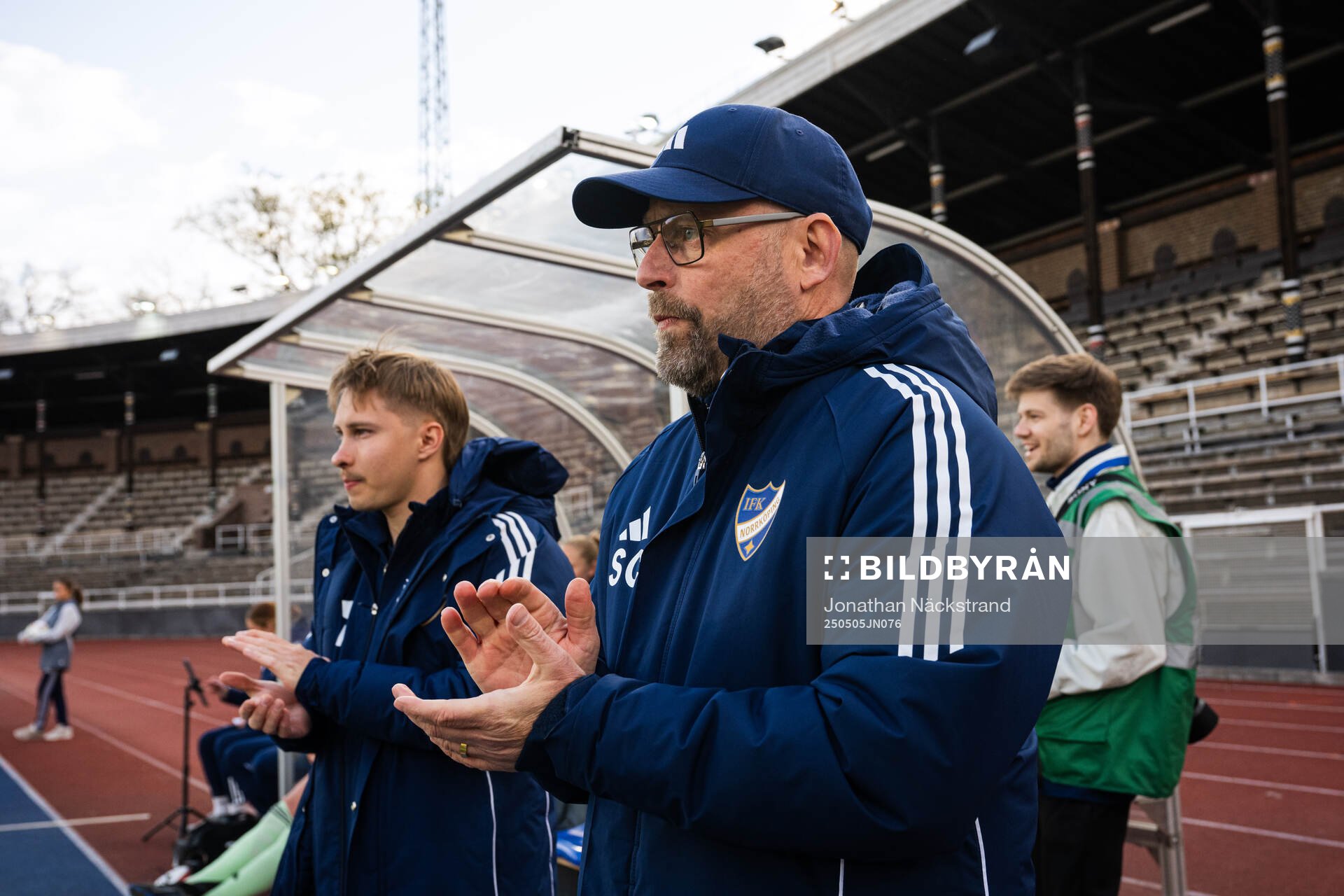 IFK Norrköpings tränare Stellan Carlsson inför fotbollsmatchen i Damallsvenskan mellan Djurgården och IFK Norrköping den 5 maj 2025 i Stockholm.