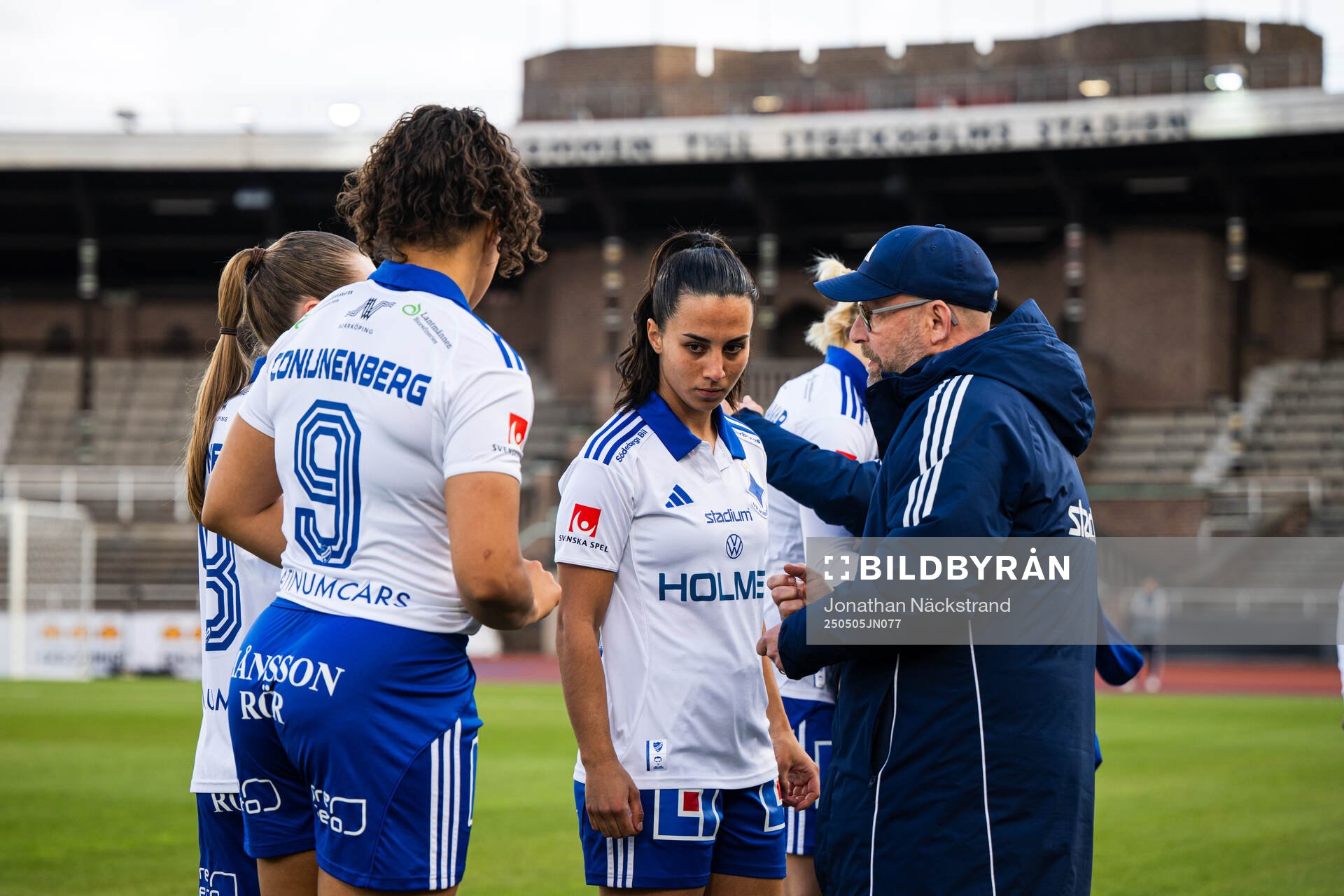IFK Norrköpings Vesna Milivojevic och tränare Stellan Carlsson under fotbollsmatchen i Damallsvenskan mellan Djurgården och IFK Norrköping den 5 maj 2025 i Stockholm.
