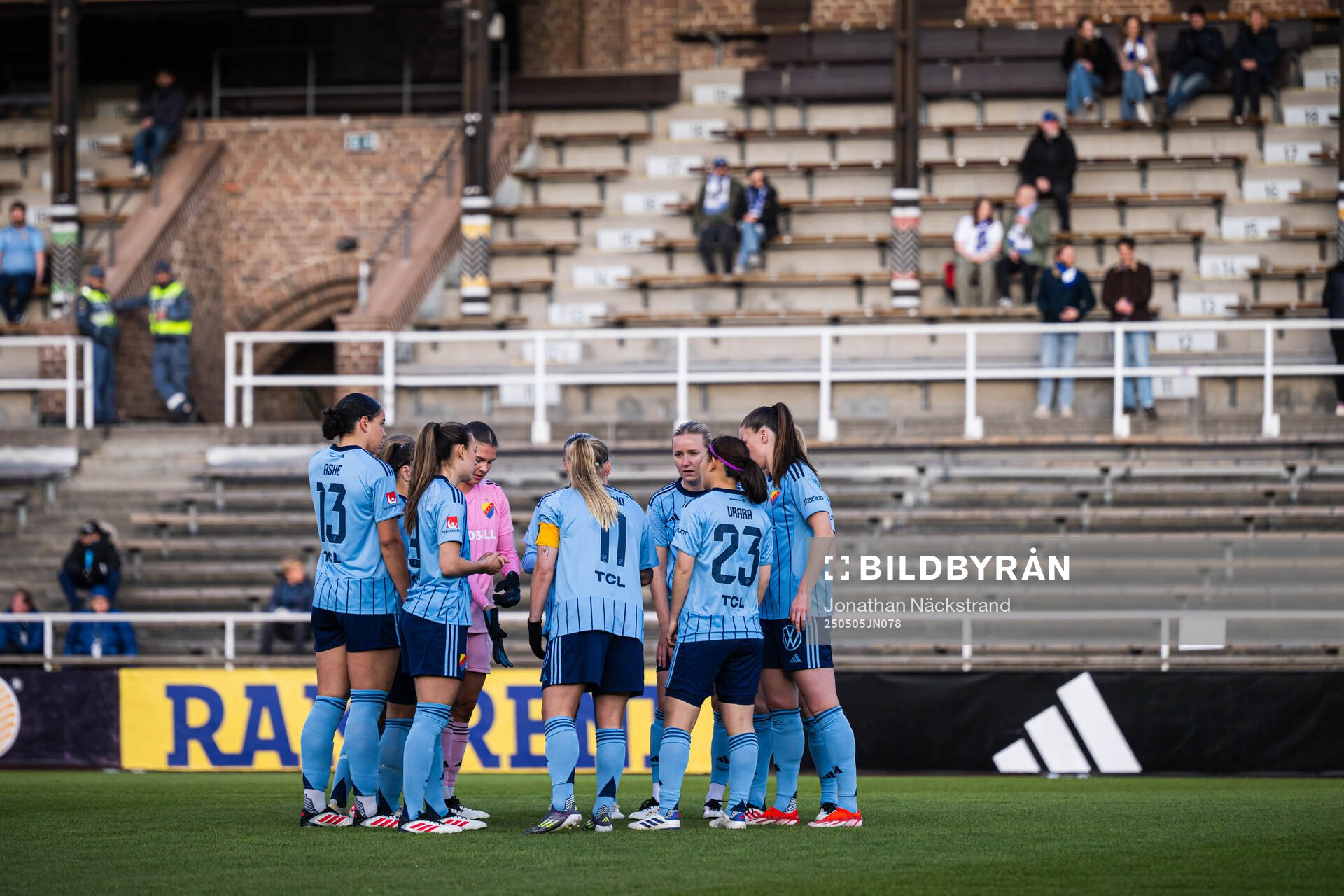 Djurgårdens spelare under fotbollsmatchen i Damallsvenskan mellan Djurgården och IFK Norrköping den 5 maj 2025 i Stockholm.