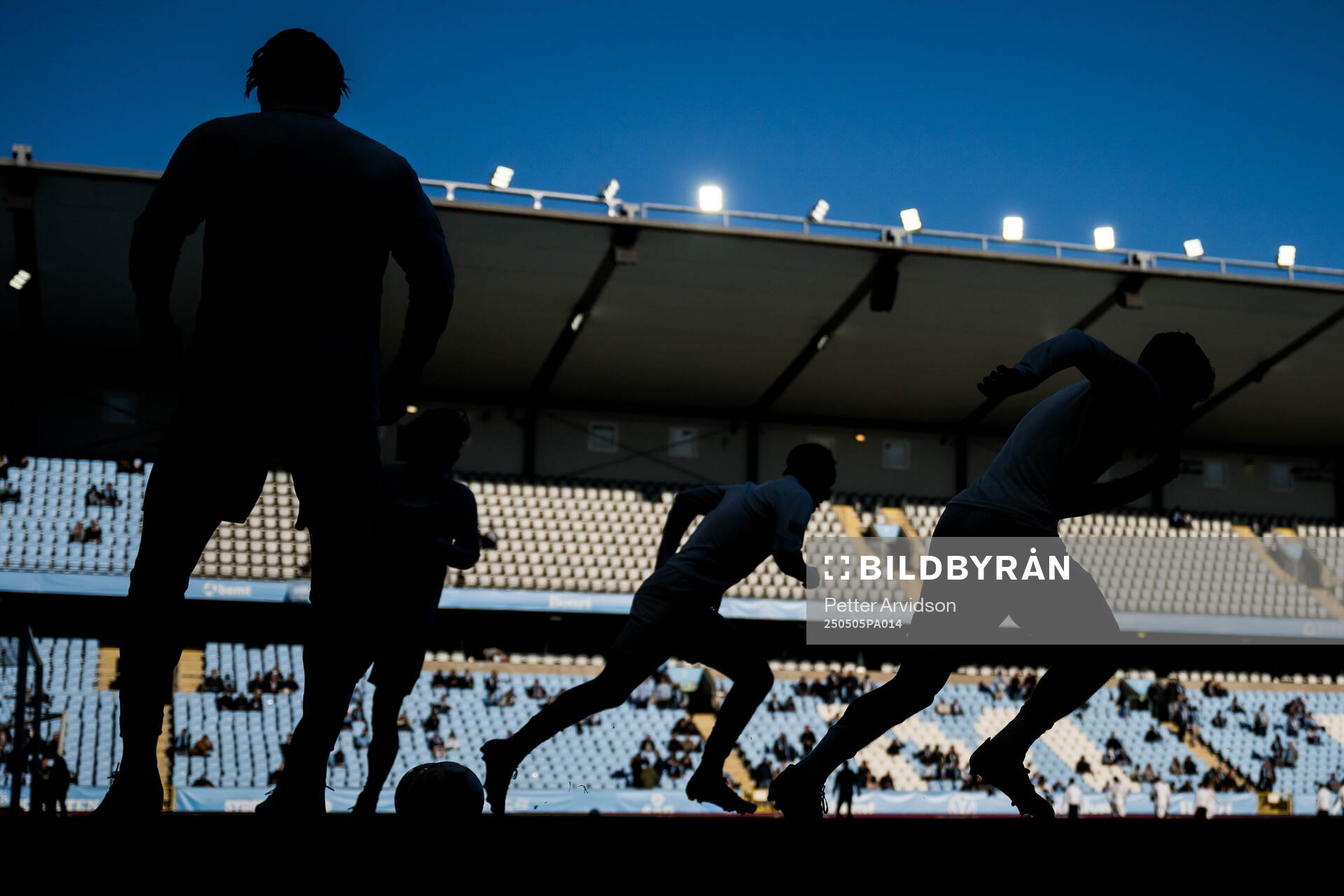 Malmö FFs spelare inför fotbollsmatchen i Allsvenskan mellan Malmö FF och Brommapojkarna den 5 maj 2025 i Malmö. 