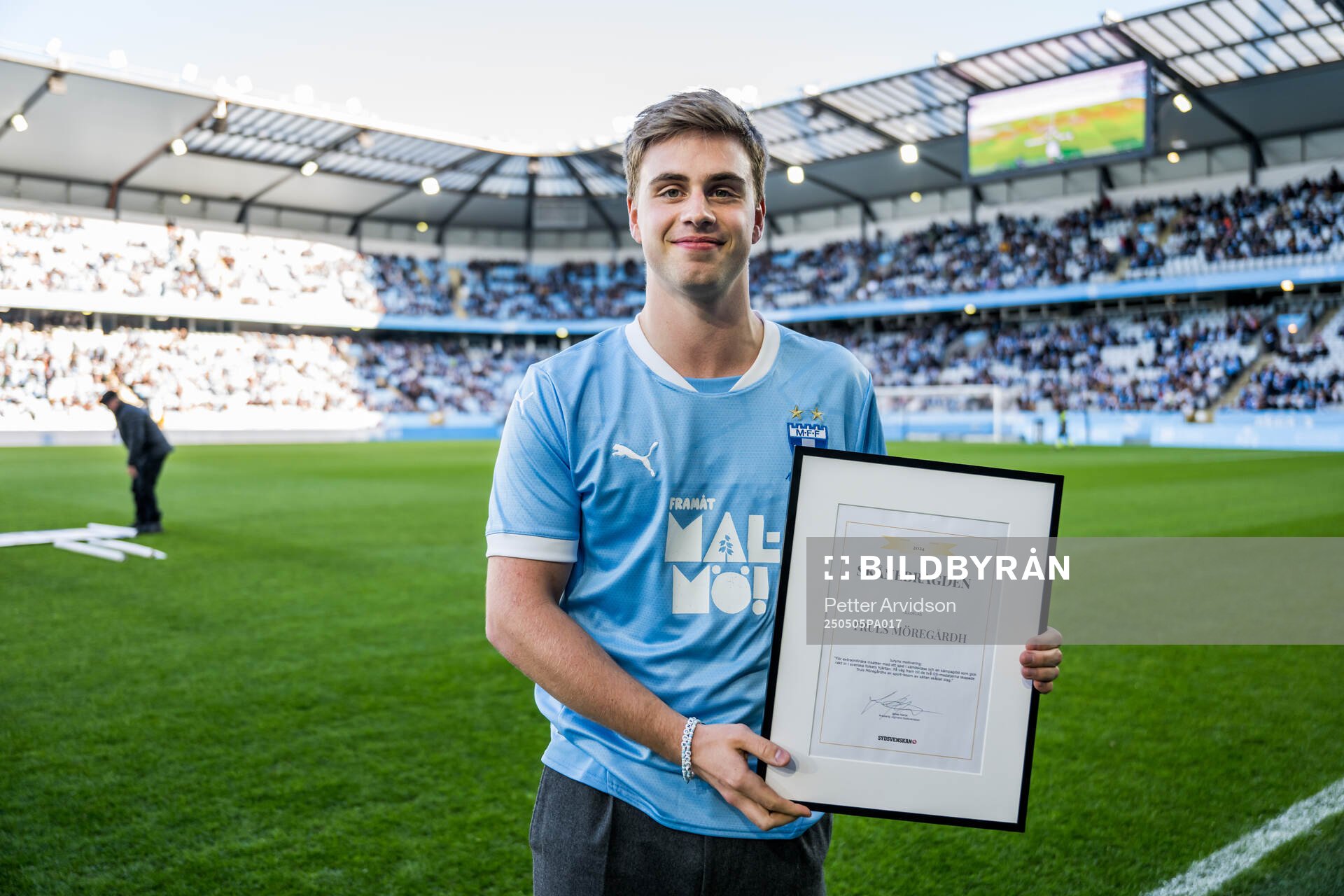 Truls Möregårdh tilldelas priset ”Skånebragden” inför fotbollsmatchen i Allsvenskan mellan Malmö FF och Brommapojkarna den 5 maj 2025 i Malmö.