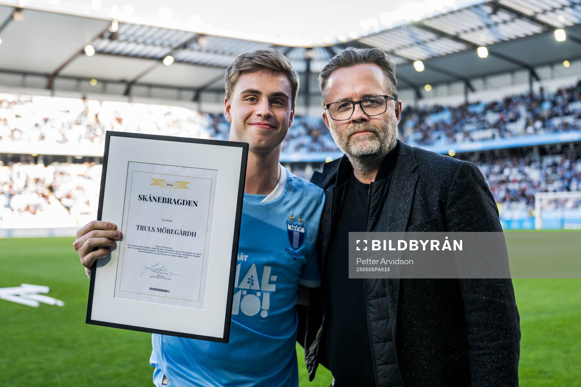 Sydsvenskans chefredaktör Jonas Kanje delar ut priset ”Skånebragden” till Truls Möregårdh inför fotbollsmatchen i Allsvenskan mellan Malmö FF och Brommapojkarna den 5 maj 2025 i Malmö.