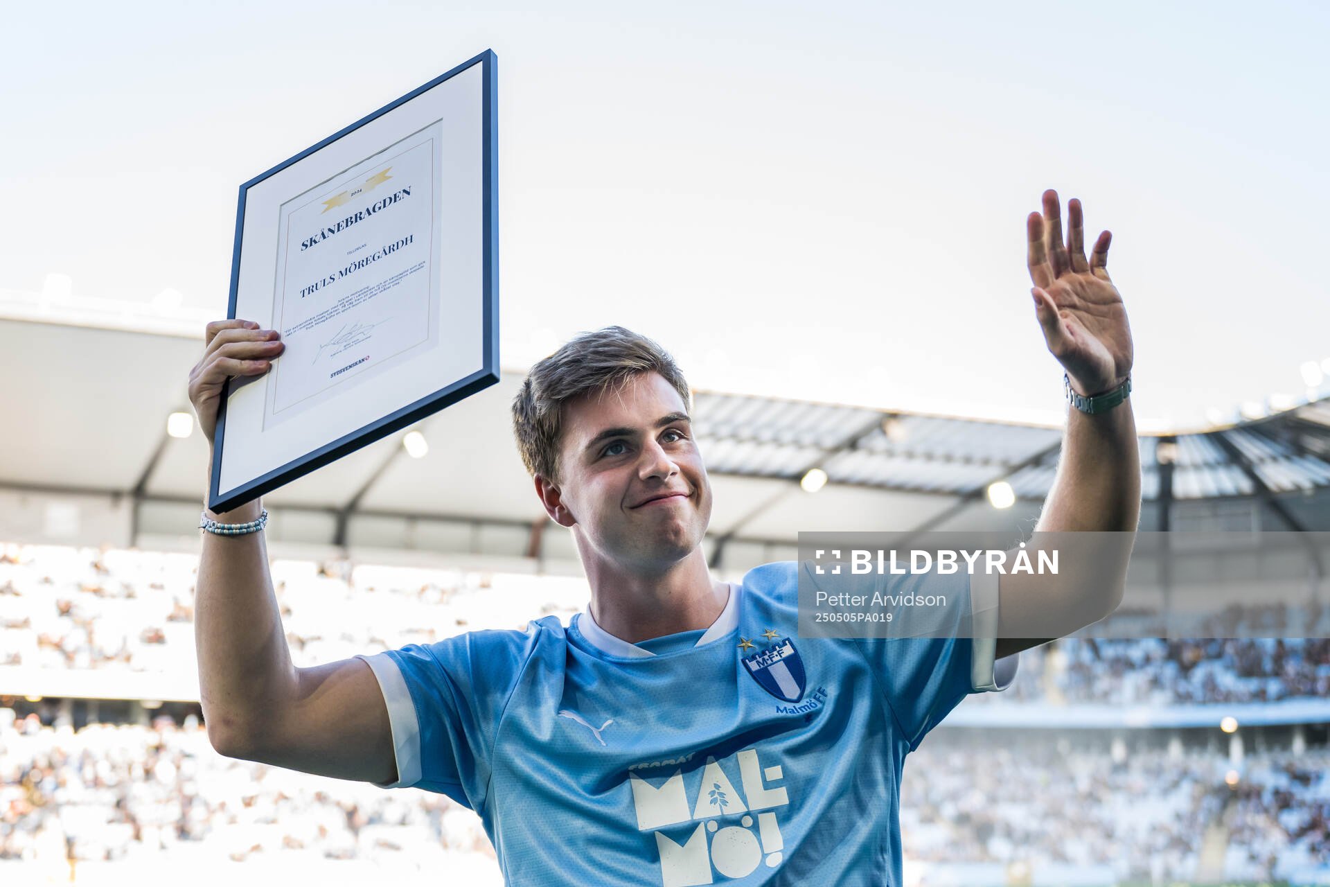 Truls Möregårdh tilldelas priset ”Skånebragden” inför fotbollsmatchen i Allsvenskan mellan Malmö FF och Brommapojkarna den 5 maj 2025 i Malmö.