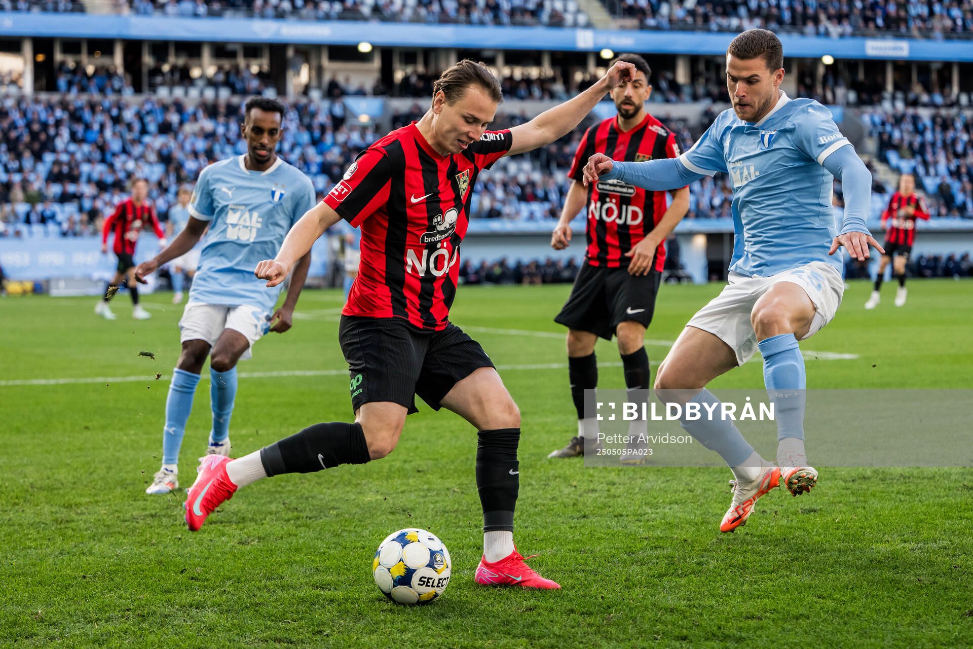 Brommapojkarnas Alex Timossi Andersson och Malmö FFs Gabriel Busanello under fotbollsmatchen i Allsvenskan mellan Malmö FF och Brommapojkarna den 5 maj 2025 i Malmö.