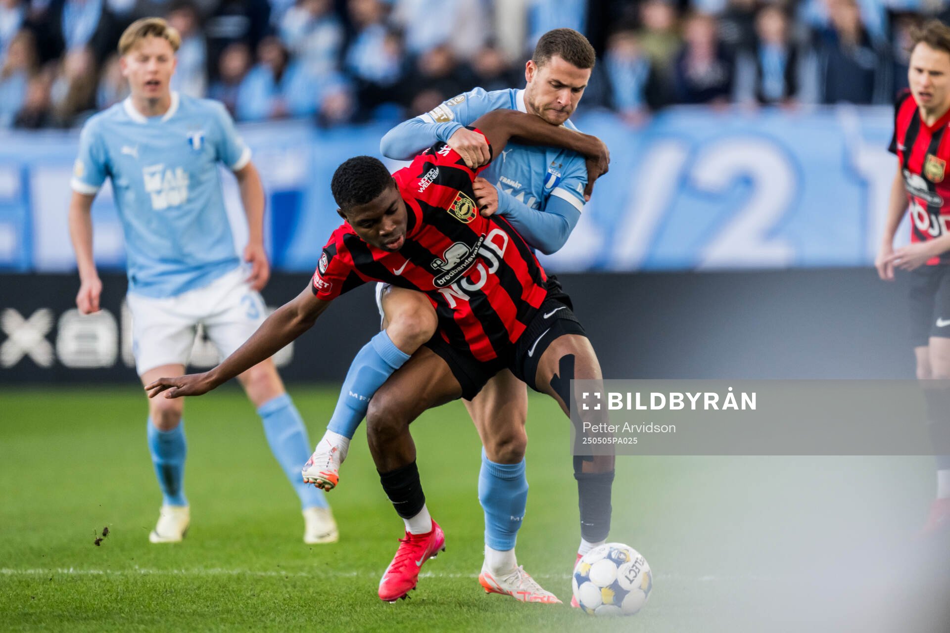 Brommapojkarnas Ezekiel Alladoh och Malmö FFs Gabriel Busanello under fotbollsmatchen i Allsvenskan mellan Malmö FF och Brommapojkarna den 5 maj 2025 i Malmö.