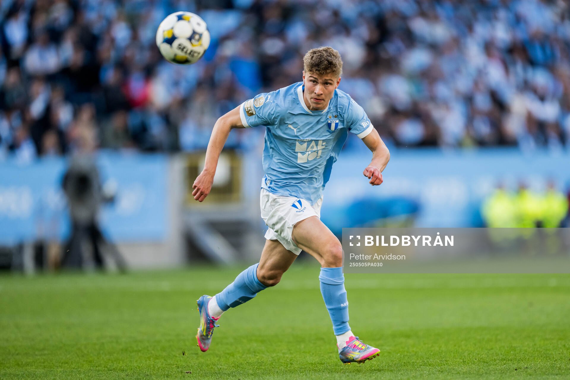 Malmö FFs Hugo Bolin under fotbollsmatchen i Allsvenskan mellan Malmö FF och Brommapojkarna den 5 maj 2025 i Malmö. 