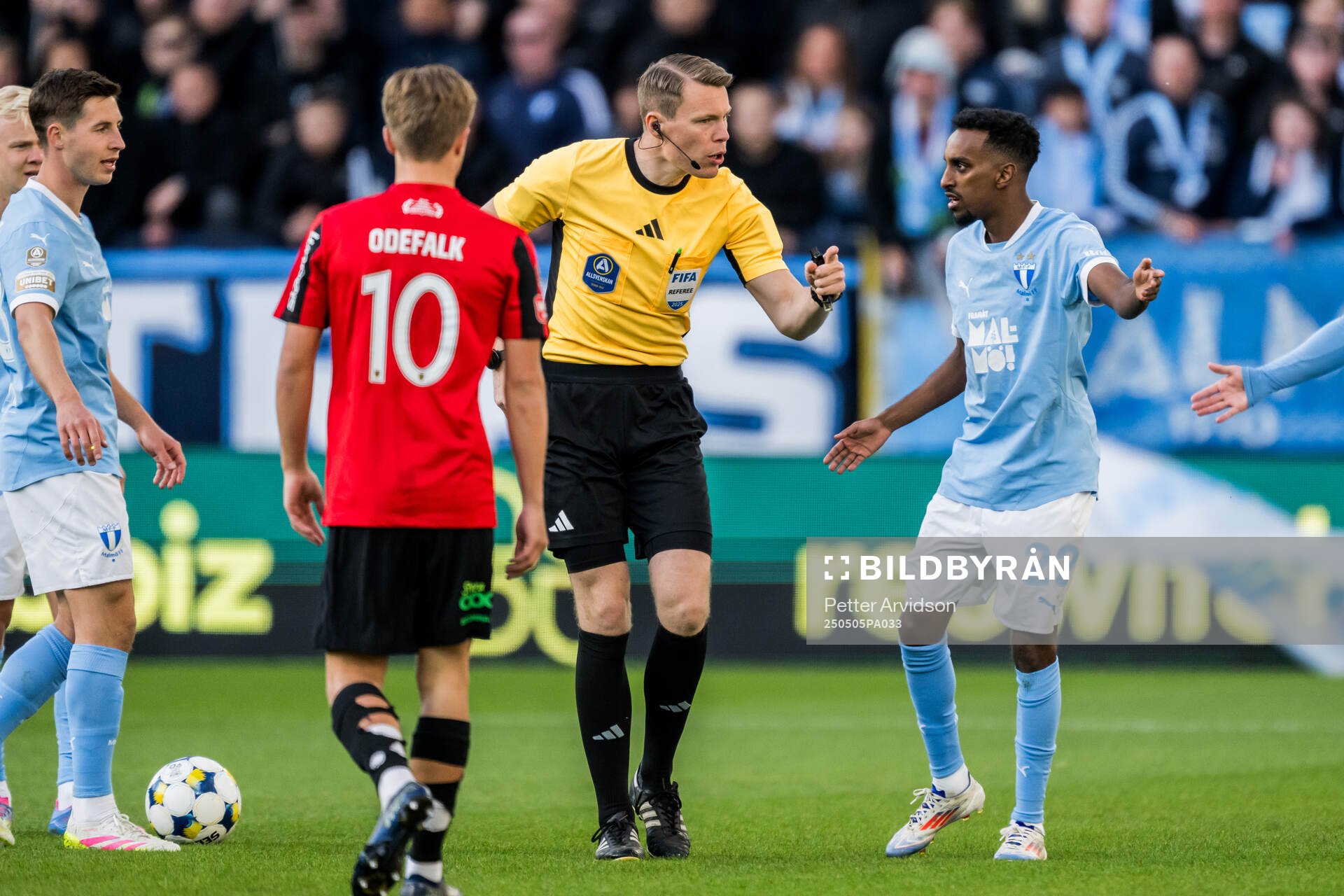 Domare Oscar Johnson och Malmö FFs Taha Ali