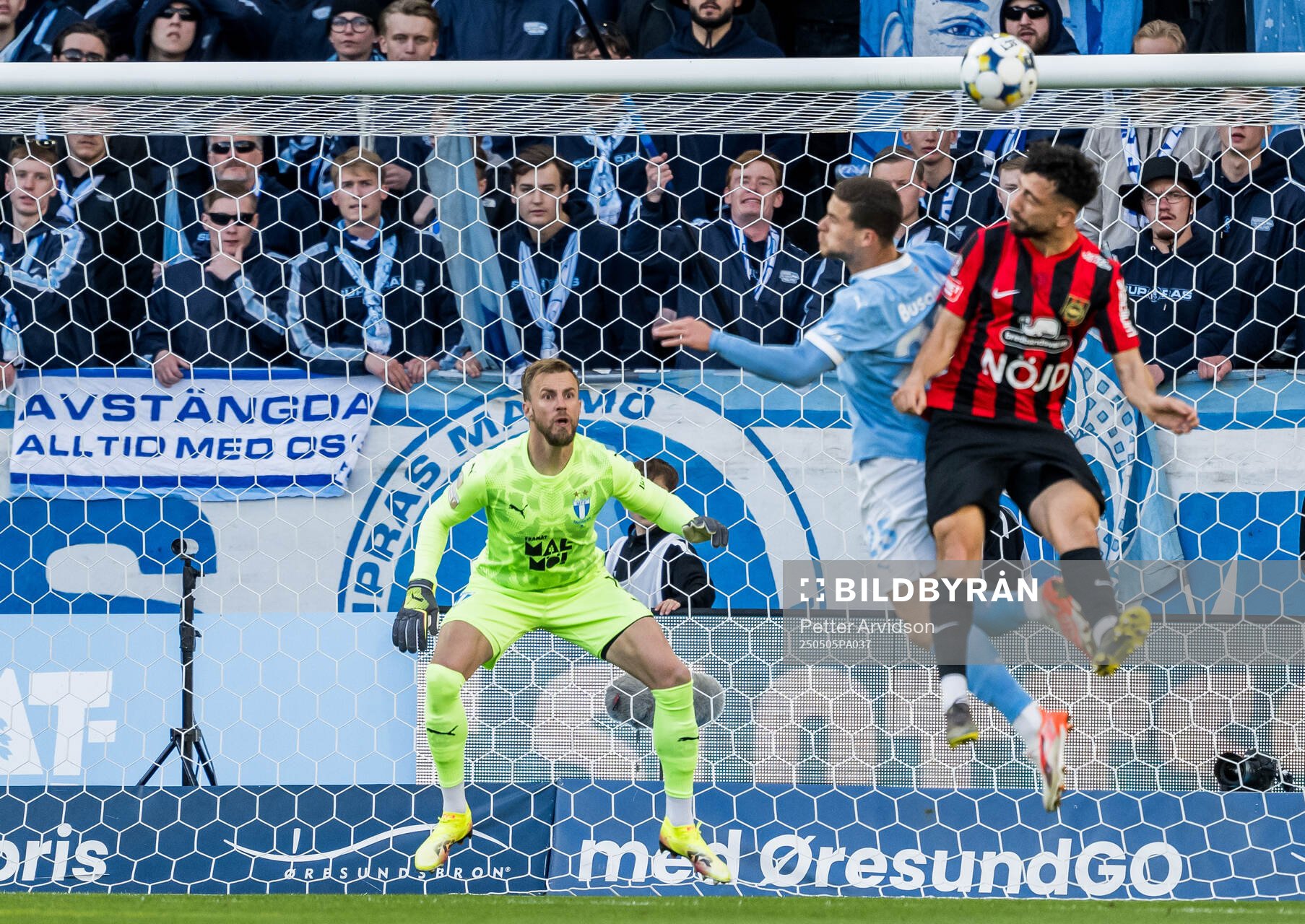 Malmö FFs Ricardo Friedrich och Gabriel Busanello mot Brommapojkarnas Daleho Irandust under fotbollsmatchen i Allsvenskan mellan Malmö FF och Brommapojkarna den 5 maj 2025 i Malmö.