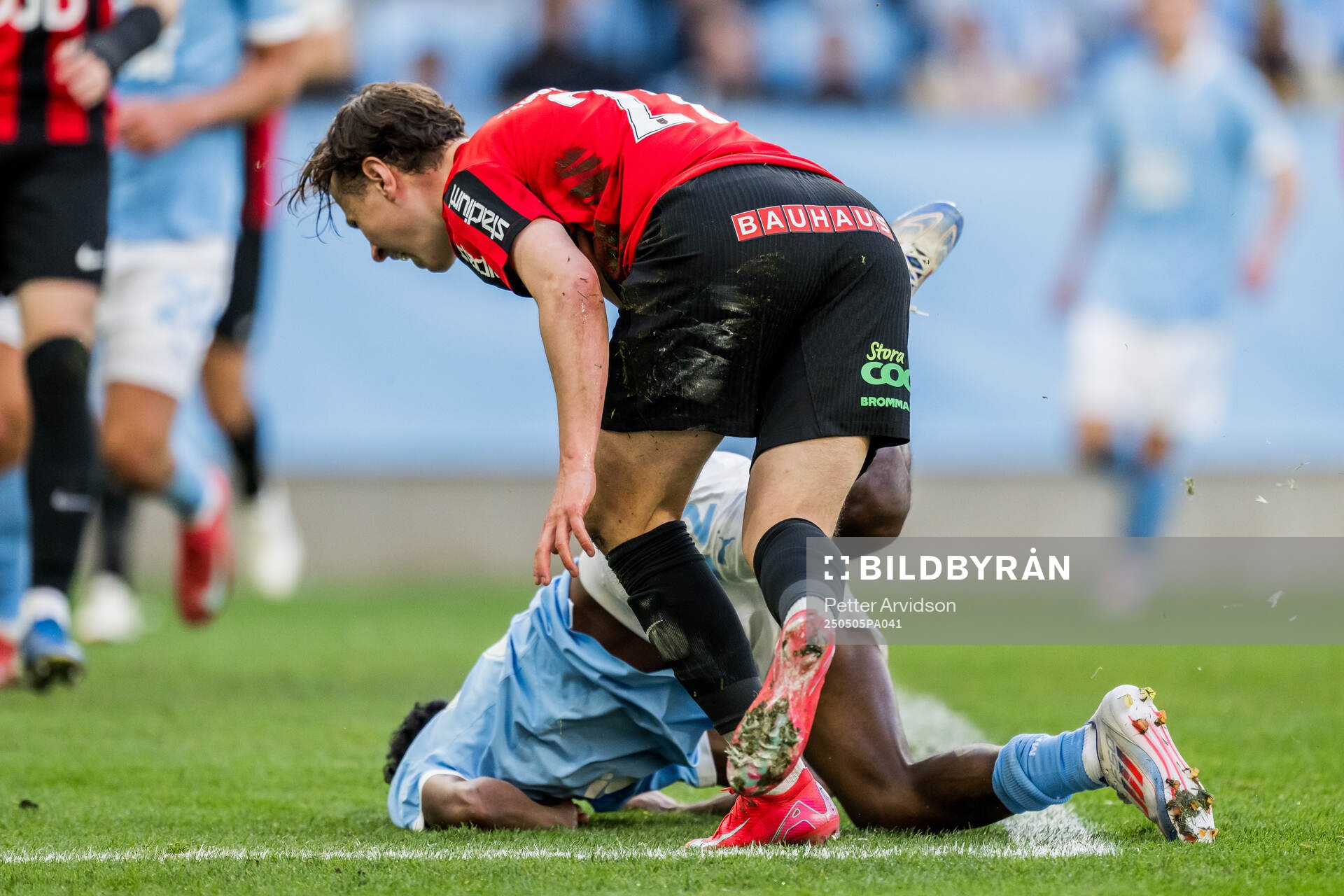 Brommapojkarnas Alex Timossi Andersson och Malmö FFs Taha Ali under fotbollsmatchen i Allsvenskan mellan Malmö FF och Brommapojkarna den 5 maj 2025 i Malmö.