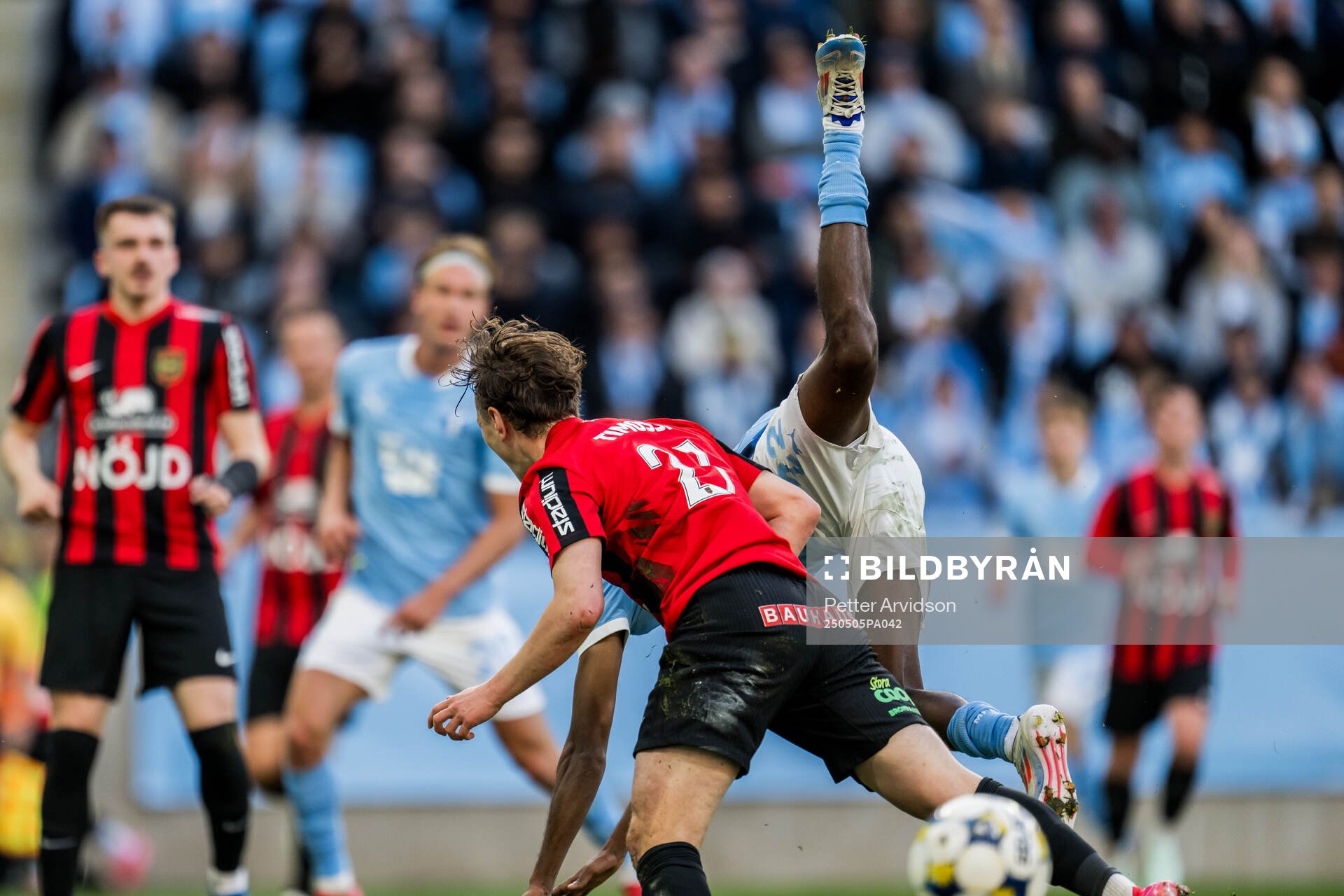 Brommapojkarnas Alex Timossi Andersson och Malmö FFs Taha Ali under fotbollsmatchen i Allsvenskan mellan Malmö FF och Brommapojkarna den 5 maj 2025 i Malmö.