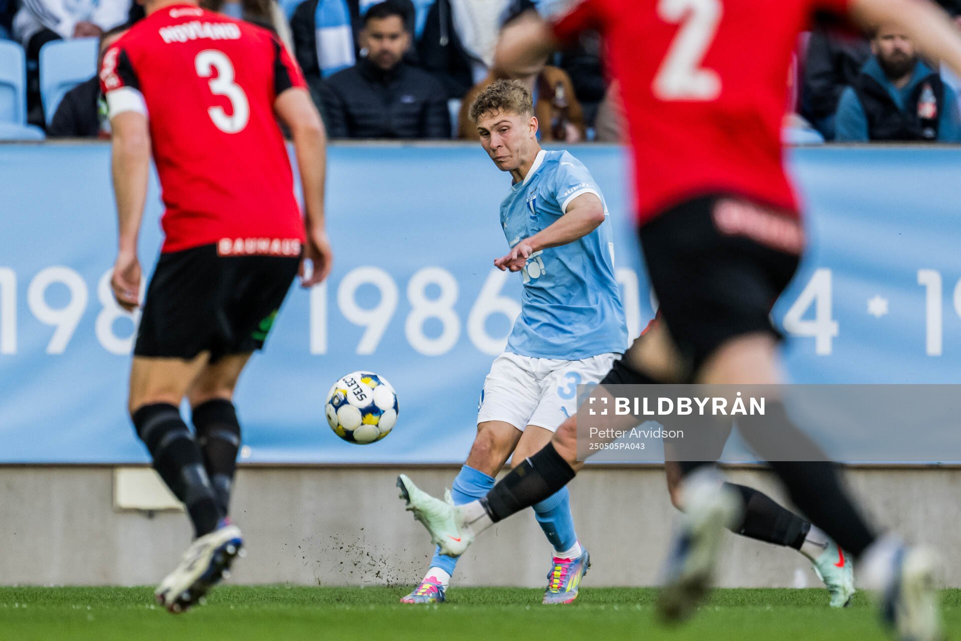 Malmö FFs Hugo Bolin under fotbollsmatchen i Allsvenskan mellan Malmö FF och Brommapojkarna den 5 maj 2025 i Malmö. 