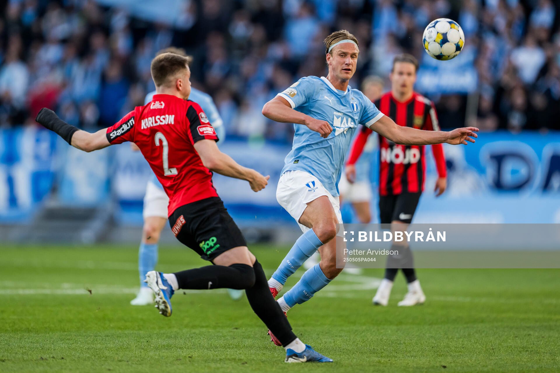 Malmö FFs Erik Botheim och Brommapojkarnas Hlynur Freyr Karlsson under fotbollsmatchen i Allsvenskan mellan Malmö FF och Brommapojkarna den 5 maj 2025 i Malmö.