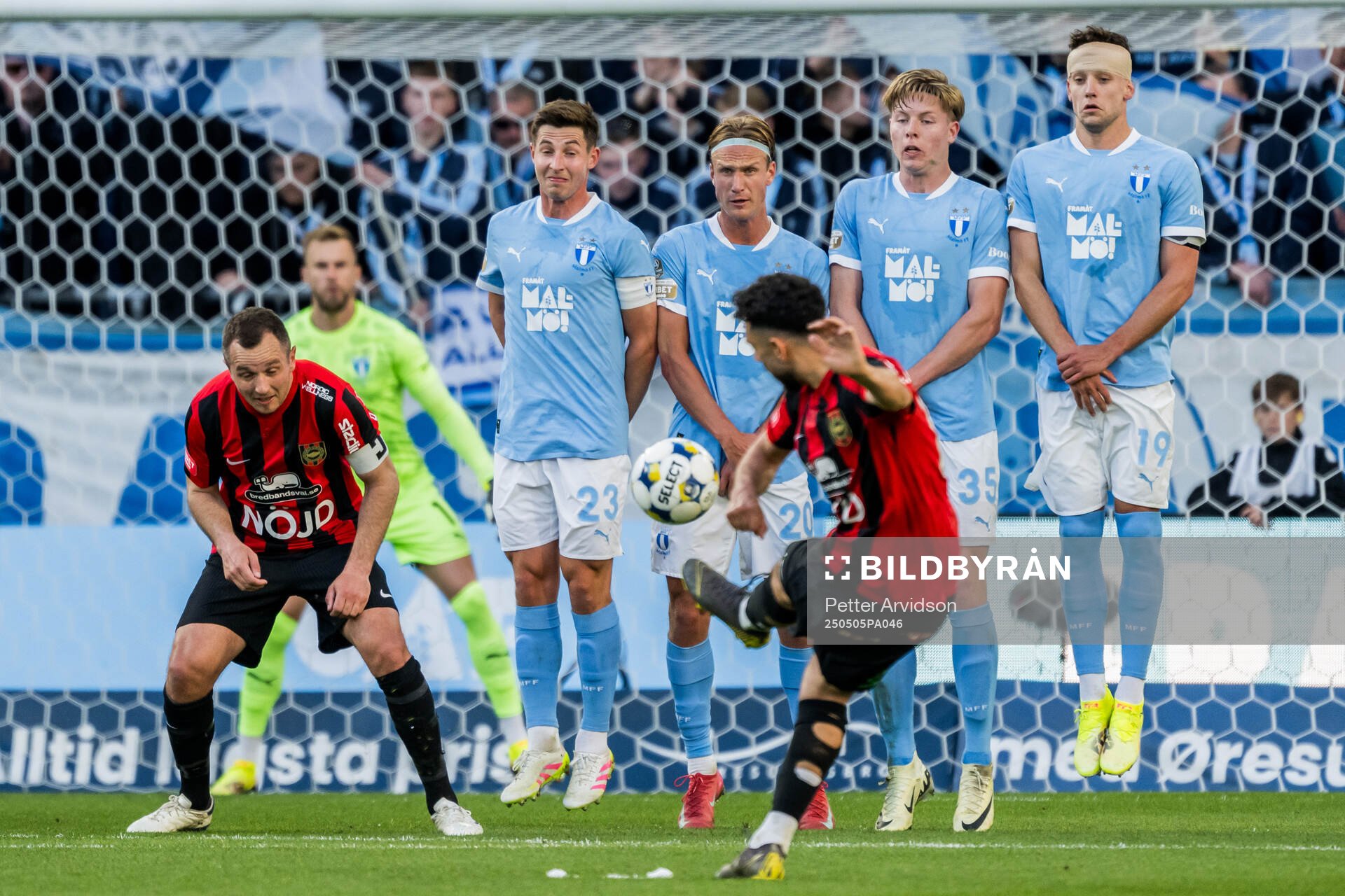 Brommapojkarnas Daleho Irandust och Malmö FFs Lasse Berg Johnsen, Erik Botheim, Nils Zätterström och Colin Rösler under fotbollsmatchen i Allsvenskan mellan Malmö FF och Brommapojkarna den 5 maj 2025 i Malmö.
