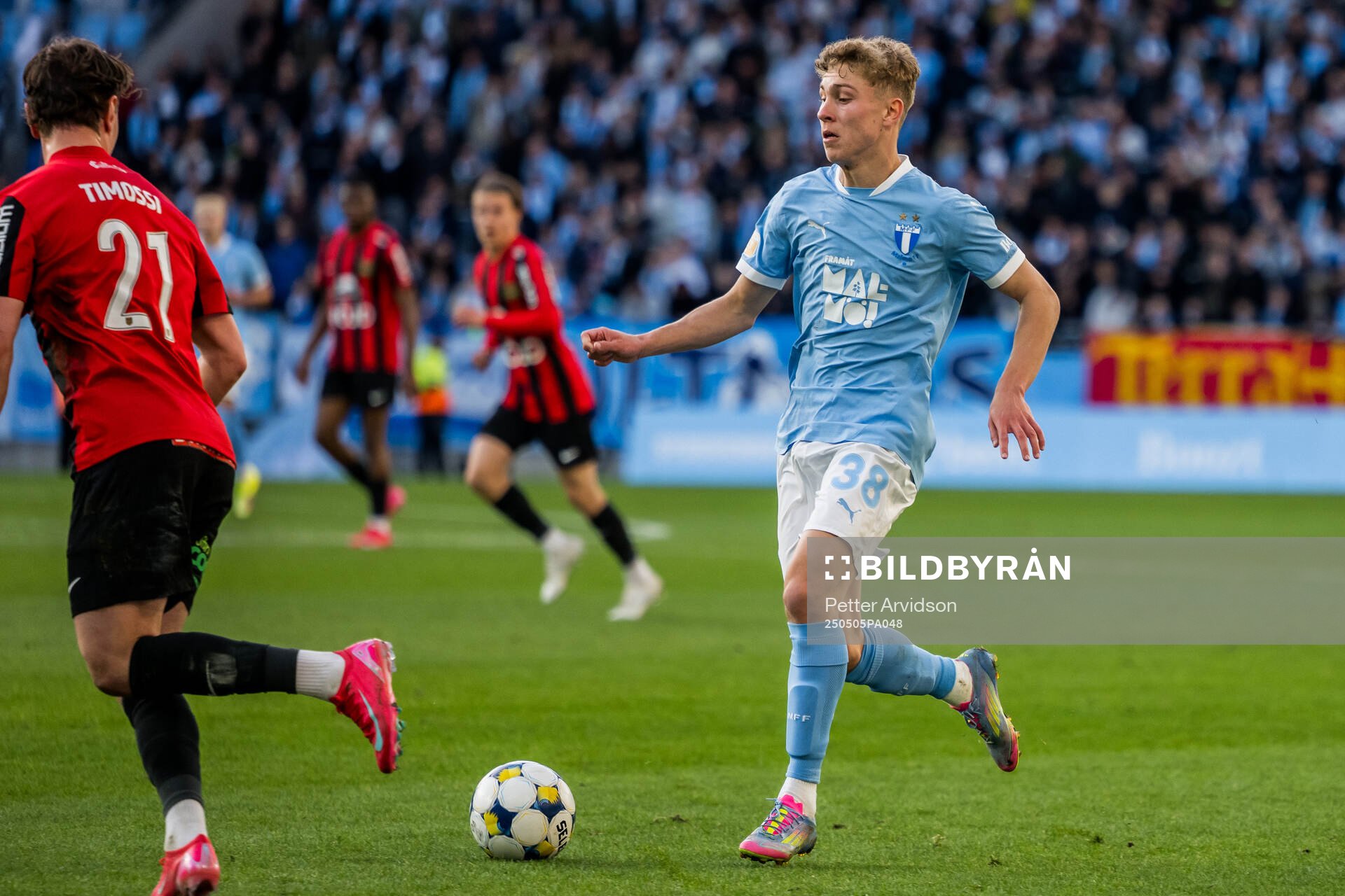 Malmö FFs Hugo Bolin under fotbollsmatchen i Allsvenskan mellan Malmö FF och Brommapojkarna den 5 maj 2025 i Malmö. 