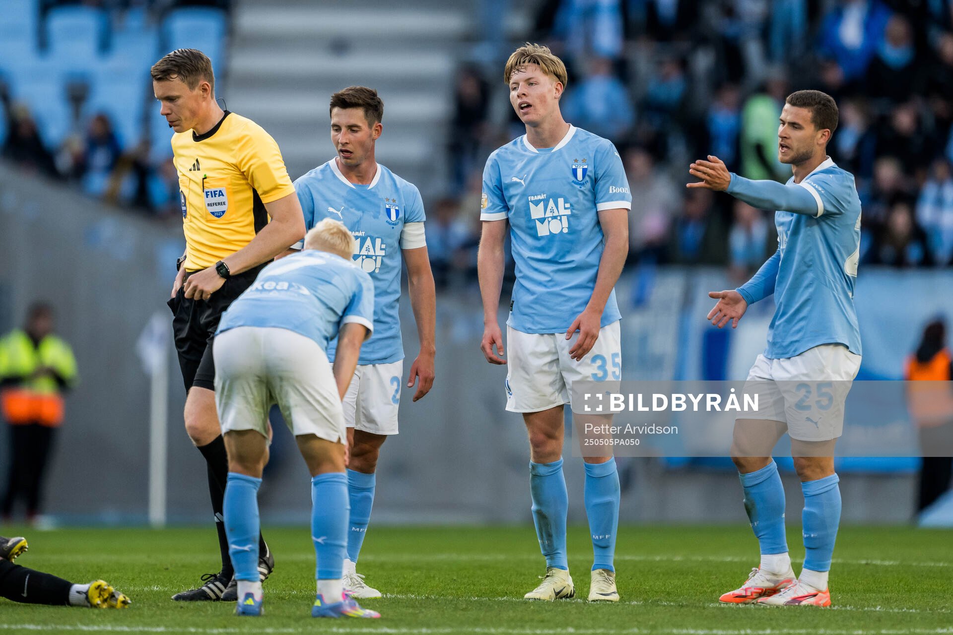 Domare Oscar Johnson, Malmö FFs Lasse Berg Johnsen, Nils Zätterström och Gabriel Busanello under fotbollsmatchen i Allsvenskan mellan Malmö FF och Brommapojkarna den 5 maj 2025 i Malmö.