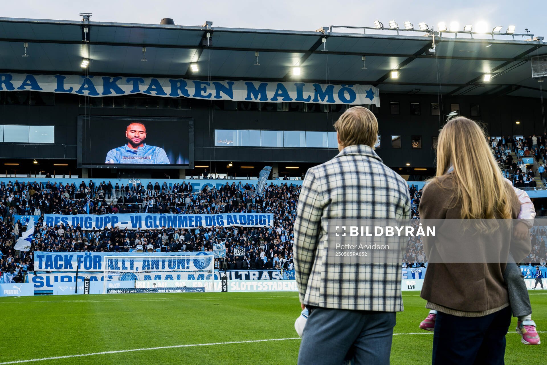 Malmö FFs tidigare spelare Anton Tinnerholm hyllas under fotbollsmatchen i Allsvenskan mellan Malmö FF och Brommapojkarna den 5 maj 2025 i Malmö.