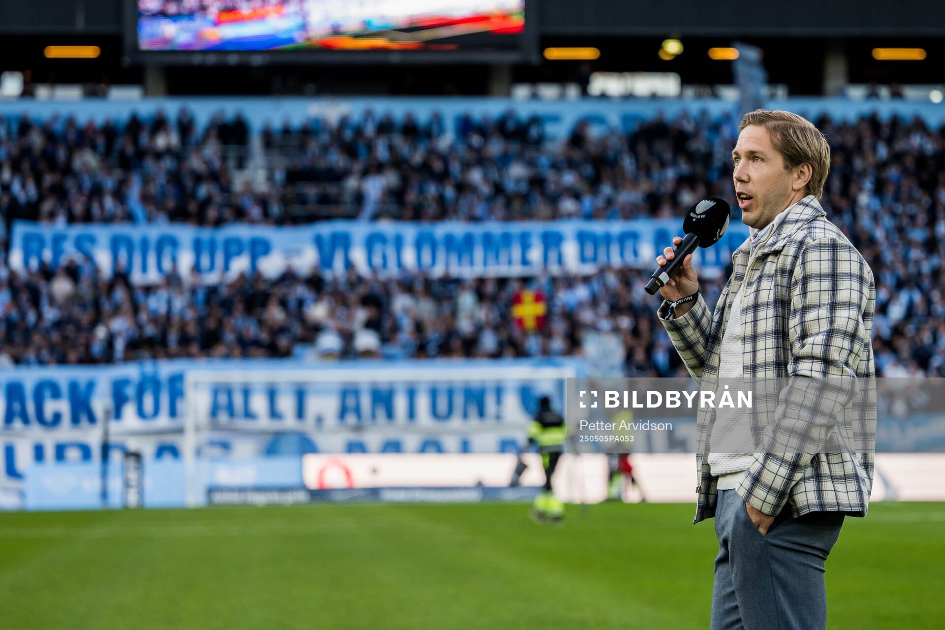Malmö FFs tidigare spelare Anton Tinnerholm hyllas