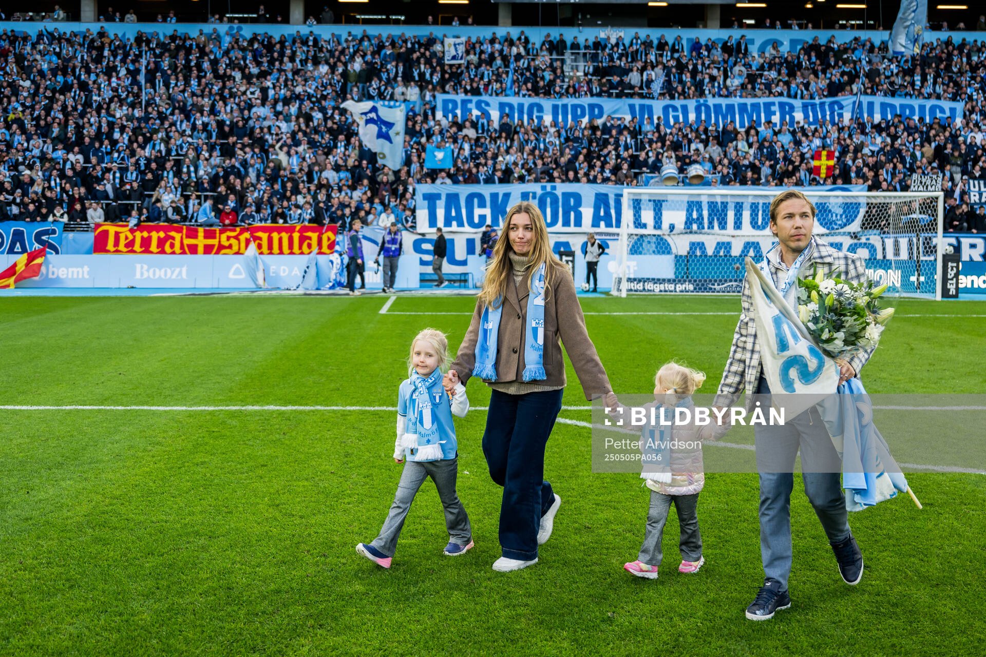 Malmö FFs tidigare spelare Anton Tinnerholm hyllas under fotbollsmatchen i Allsvenskan mellan Malmö FF och Brommapojkarna den 5 maj 2025 i Malmö.