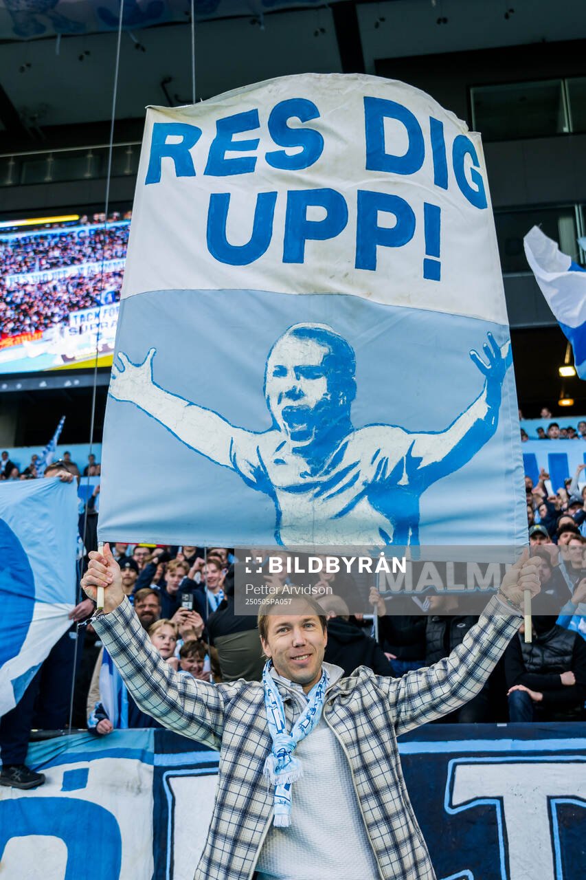 Malmö FFs tidigare spelare Anton Tinnerholm hyllas under fotbollsmatchen i Allsvenskan mellan Malmö FF och Brommapojkarna den 5 maj 2025 i Malmö.