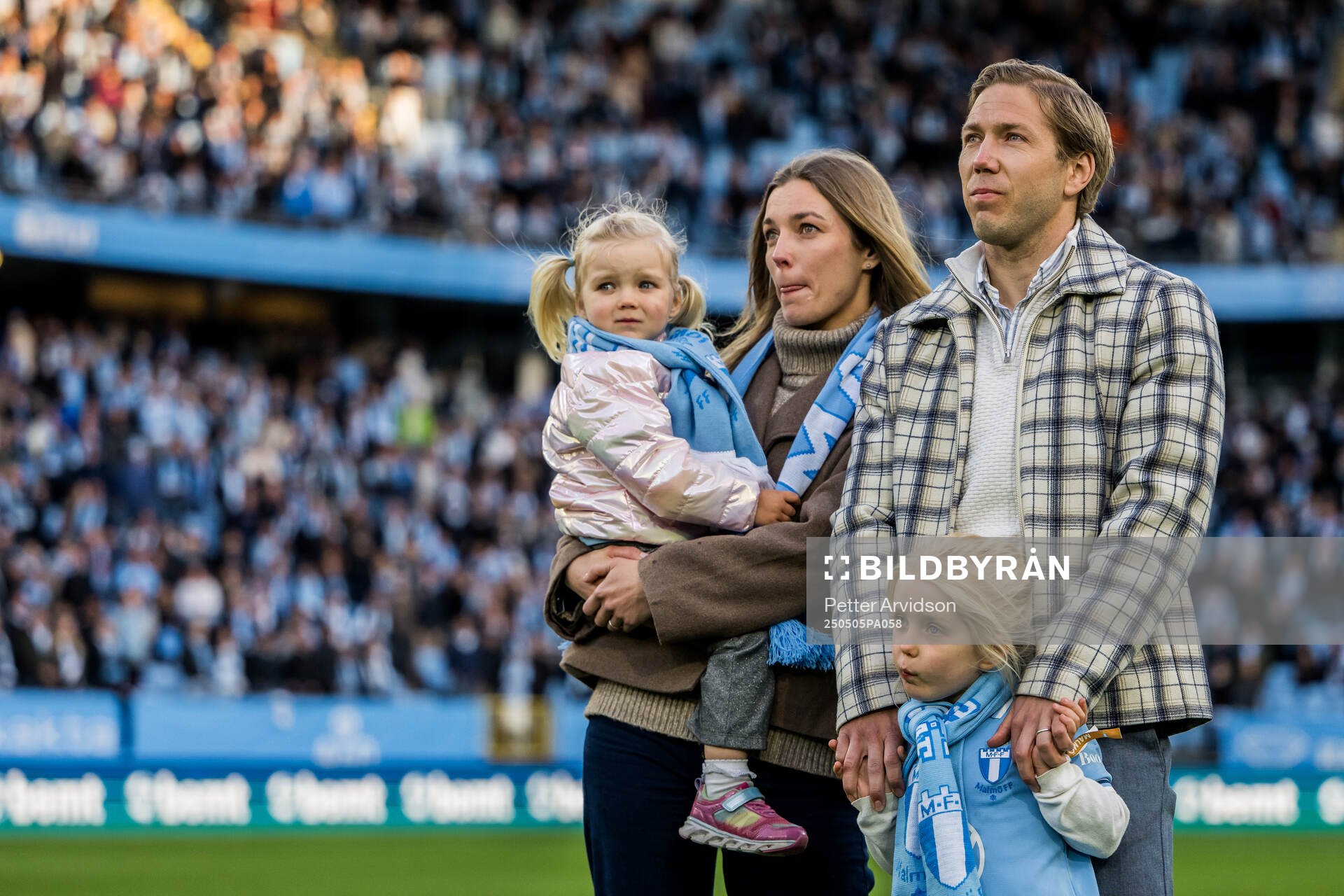Malmö FFs tidigare spelare Anton Tinnerholm hyllas under fotbollsmatchen i Allsvenskan mellan Malmö FF och Brommapojkarna den 5 maj 2025 i Malmö.