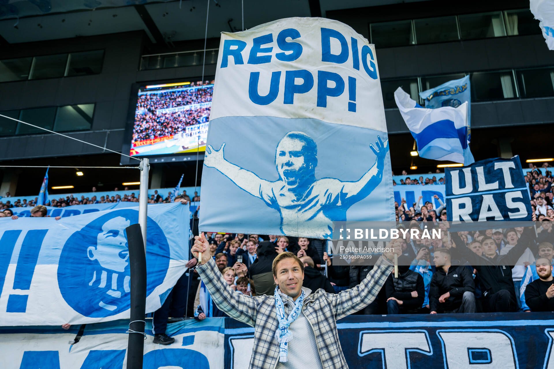 Malmö FFs tidigare spelare Anton Tinnerholm hyllas under fotbollsmatchen i Allsvenskan mellan Malmö FF och Brommapojkarna den 5 maj 2025 i Malmö.