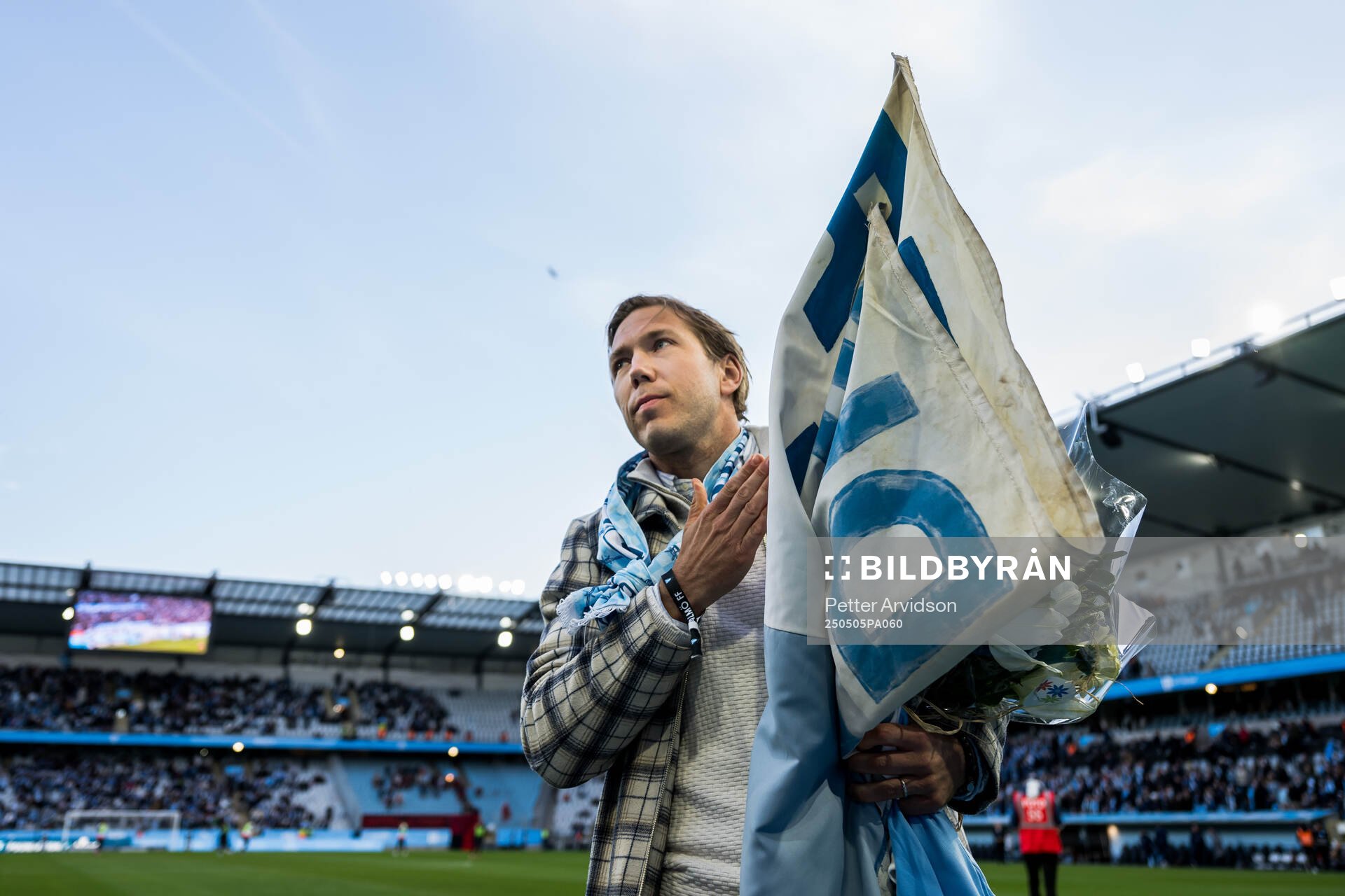 Malmö FFs tidigare spelare Anton Tinnerholm hyllas under fotbollsmatchen i Allsvenskan mellan Malmö FF och Brommapojkarna den 5 maj 2025 i Malmö.