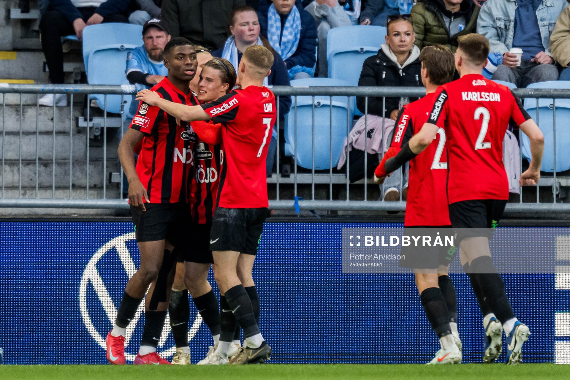 Brommapojkarnas Ezekiel Alladoh jublar
