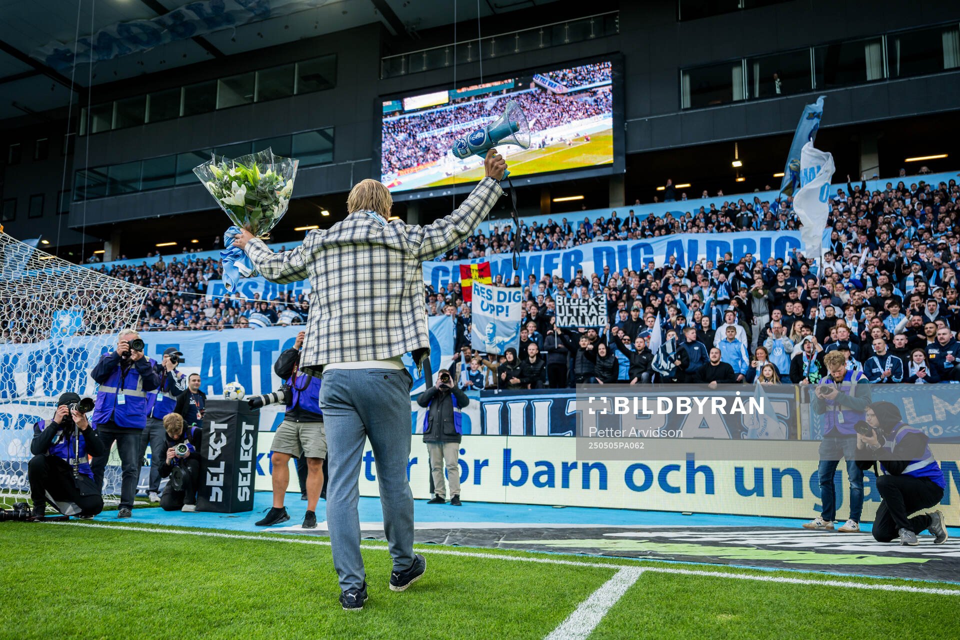 Malmö FFs tidigare spelare Anton Tinnerholm hyllas under fotbollsmatchen i Allsvenskan mellan Malmö FF och Brommapojkarna den 5 maj 2025 i Malmö.