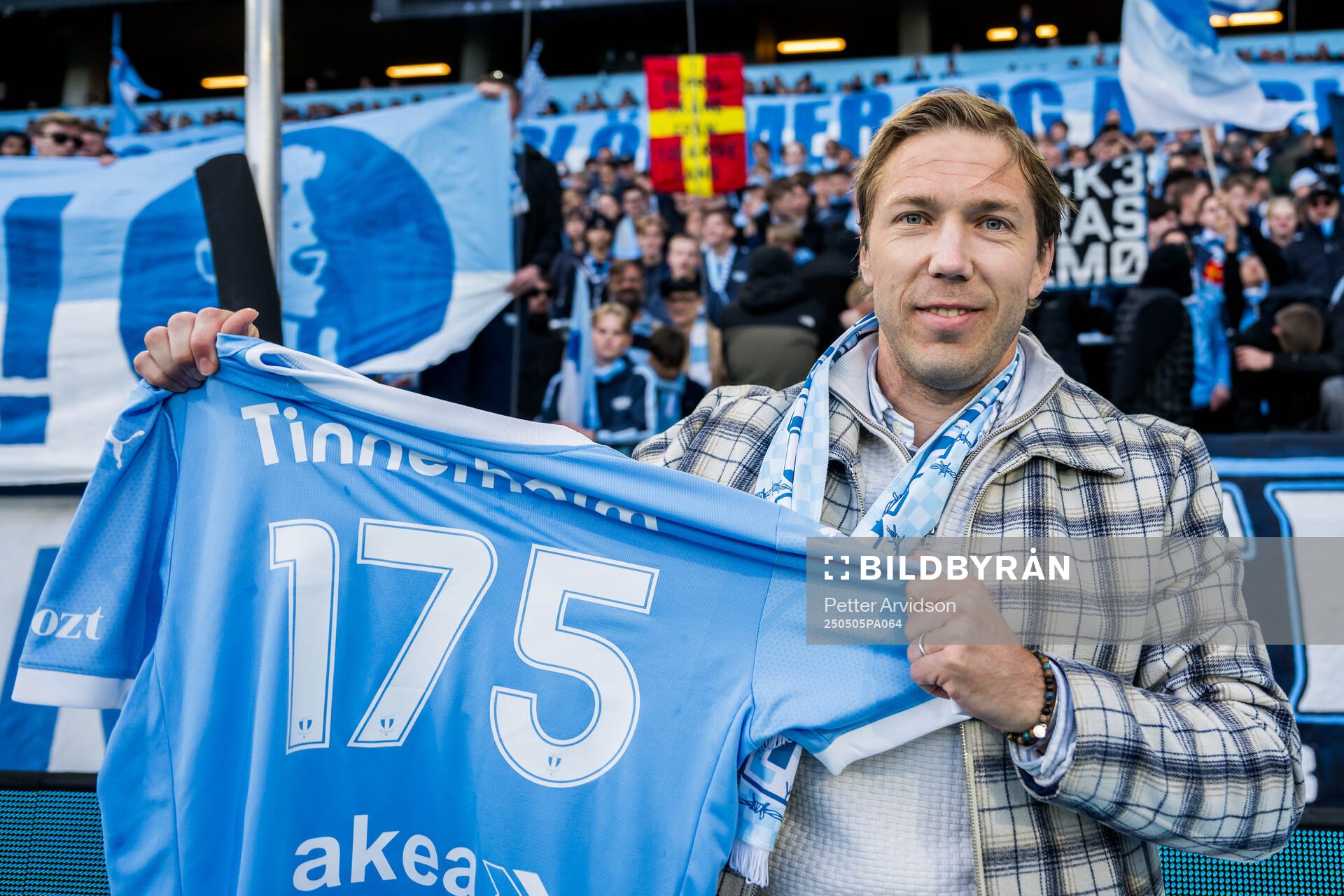 Malmö FFs tidigare spelare Anton Tinnerholm hyllas under fotbollsmatchen i Allsvenskan mellan Malmö FF och Brommapojkarna den 5 maj 2025 i Malmö.