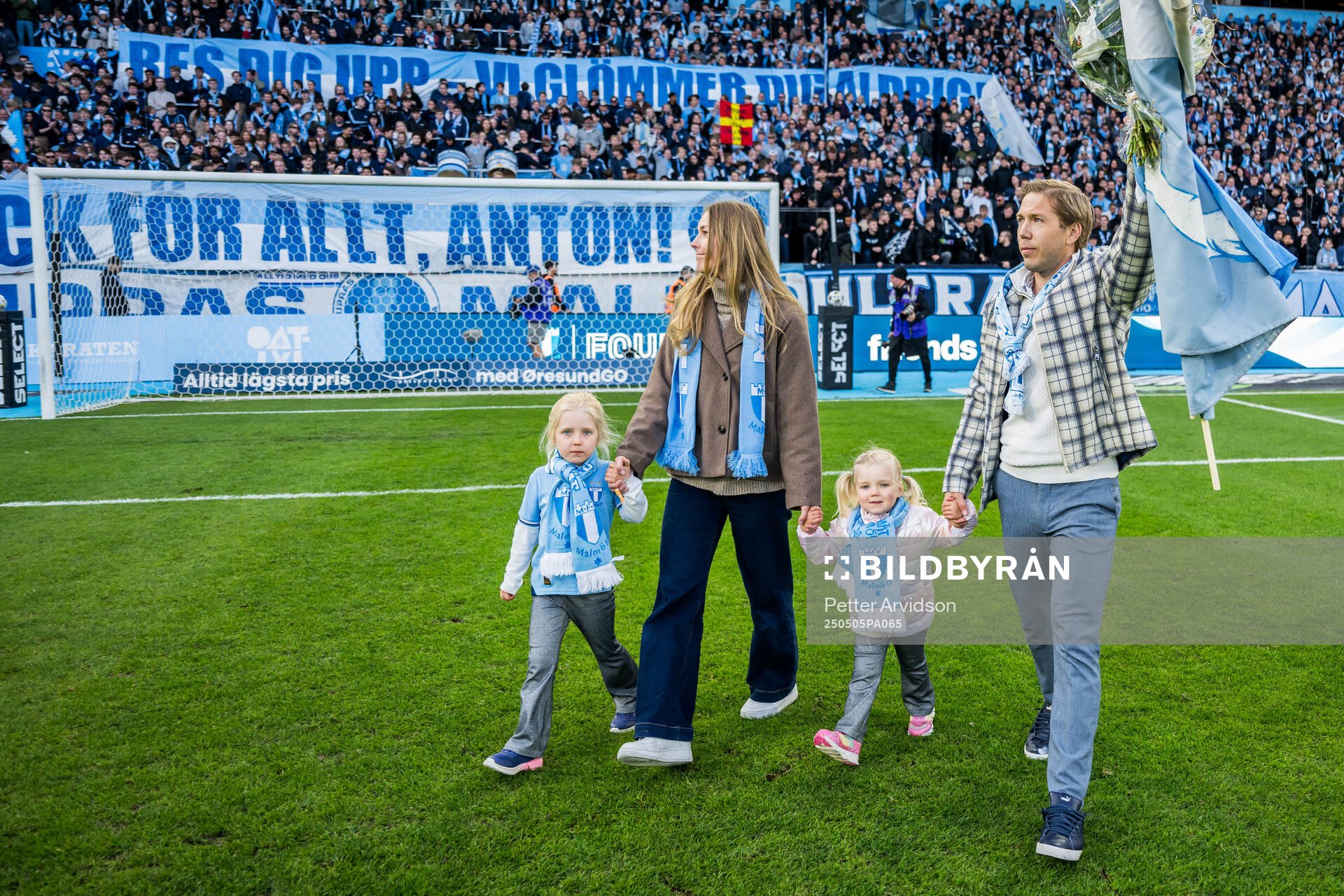 Malmö FFs tidigare spelare Anton Tinnerholm hyllas under fotbollsmatchen i Allsvenskan mellan Malmö FF och Brommapojkarna den 5 maj 2025 i Malmö.