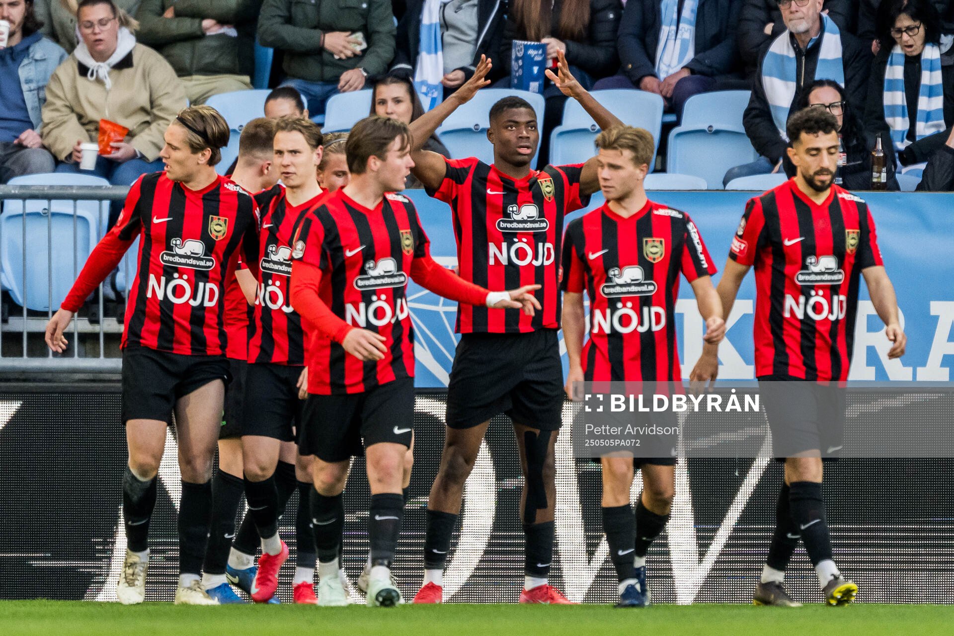 Brommapojkarnas Ezekiel Alladoh jublar efter 0-1 under fotbollsmatchen i Allsvenskan mellan Malmö FF och Brommapojkarna den 5 maj 2025 i Malmö.