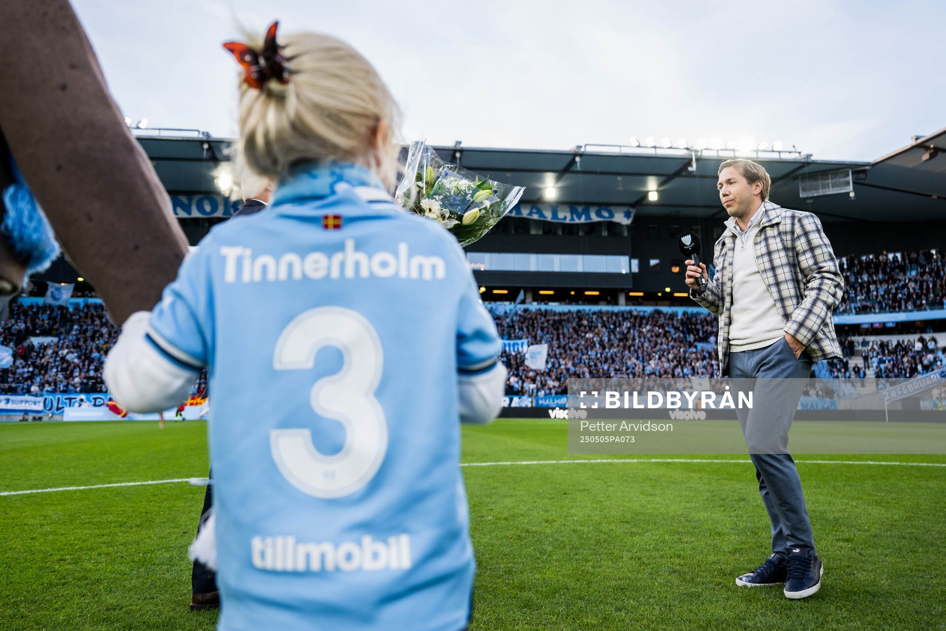 Malmö FFs tidigare spelare Anton Tinnerholm hyllas under fotbollsmatchen i Allsvenskan mellan Malmö FF och Brommapojkarna den 5 maj 2025 i Malmö.