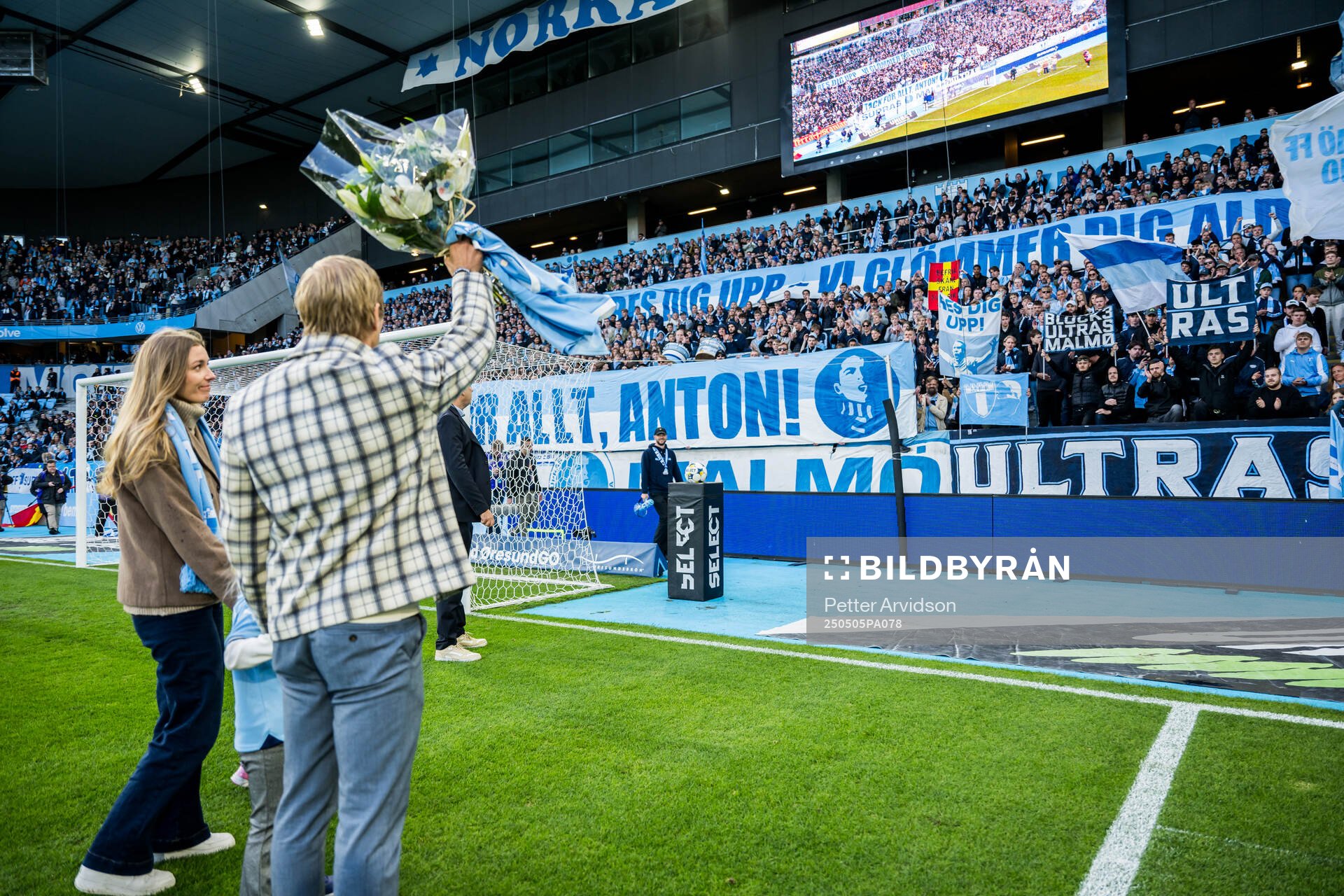 Malmö FFs tidigare spelare Anton Tinnerholm hyllas under fotbollsmatchen i Allsvenskan mellan Malmö FF och Brommapojkarna den 5 maj 2025 i Malmö.