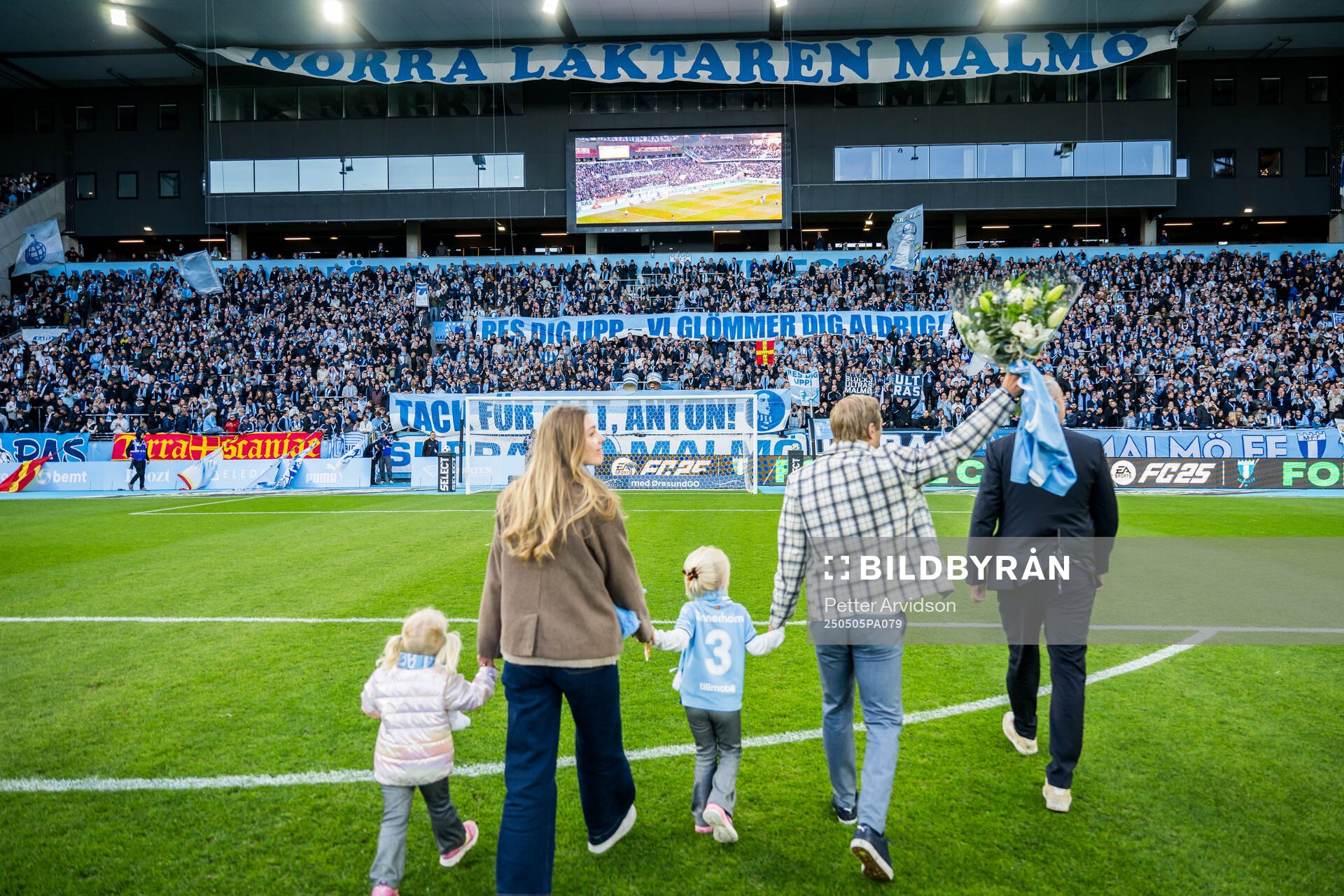 Malmö FFs tidigare spelare Anton Tinnerholm hyllas under fotbollsmatchen i Allsvenskan mellan Malmö FF och Brommapojkarna den 5 maj 2025 i Malmö.
