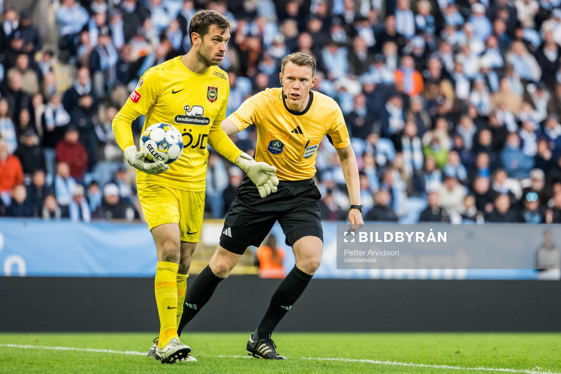 Brommapojkarnas Davor Blazevic och domare Oscar Johnson under fotbollsmatchen i Allsvenskan mellan Malmö FF och Brommapojkarna den 5 maj 2025 i Malmö.