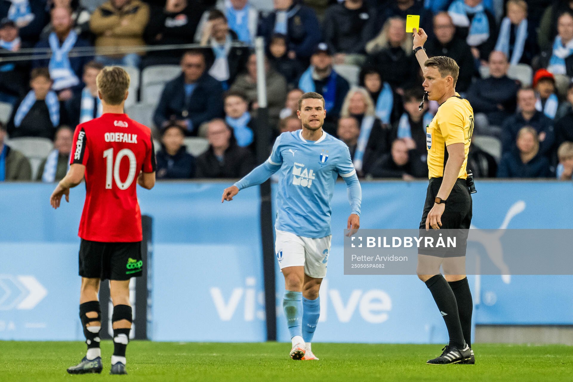 Malmö FFs Gabriel Busanello blir varnad av Domare Oscar Johnson under fotbollsmatchen i Allsvenskan mellan Malmö FF och Brommapojkarna den 5 maj 2025 i Malmö.