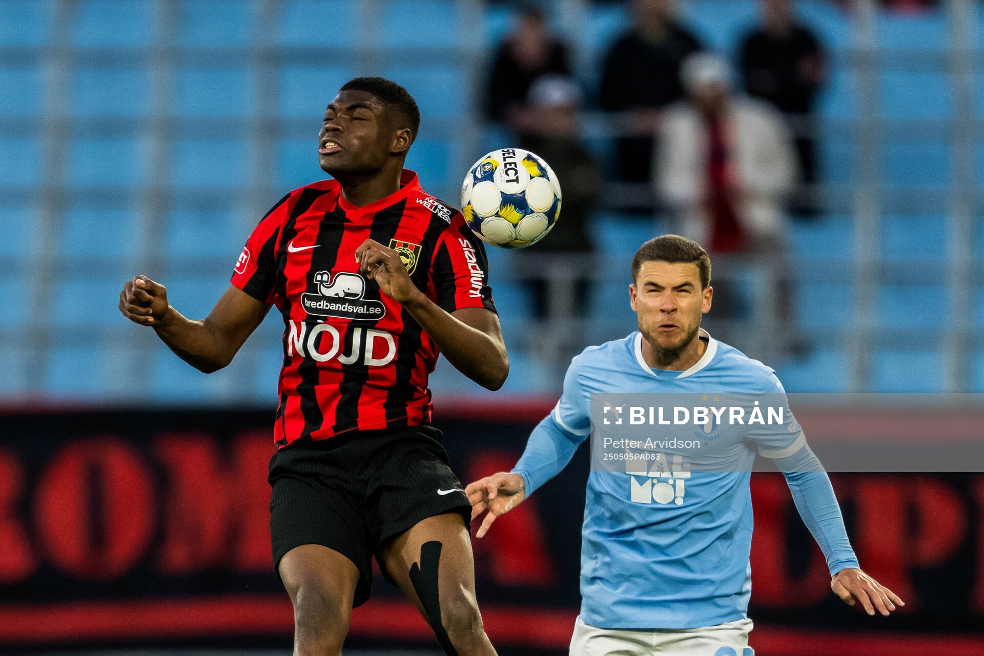 Brommapojkarnas Ezekiel Alladoh och Malmö FFs Gabriel Busanello under fotbollsmatchen i Allsvenskan mellan Malmö FF och Brommapojkarna den 5 maj 2025 i Malmö.