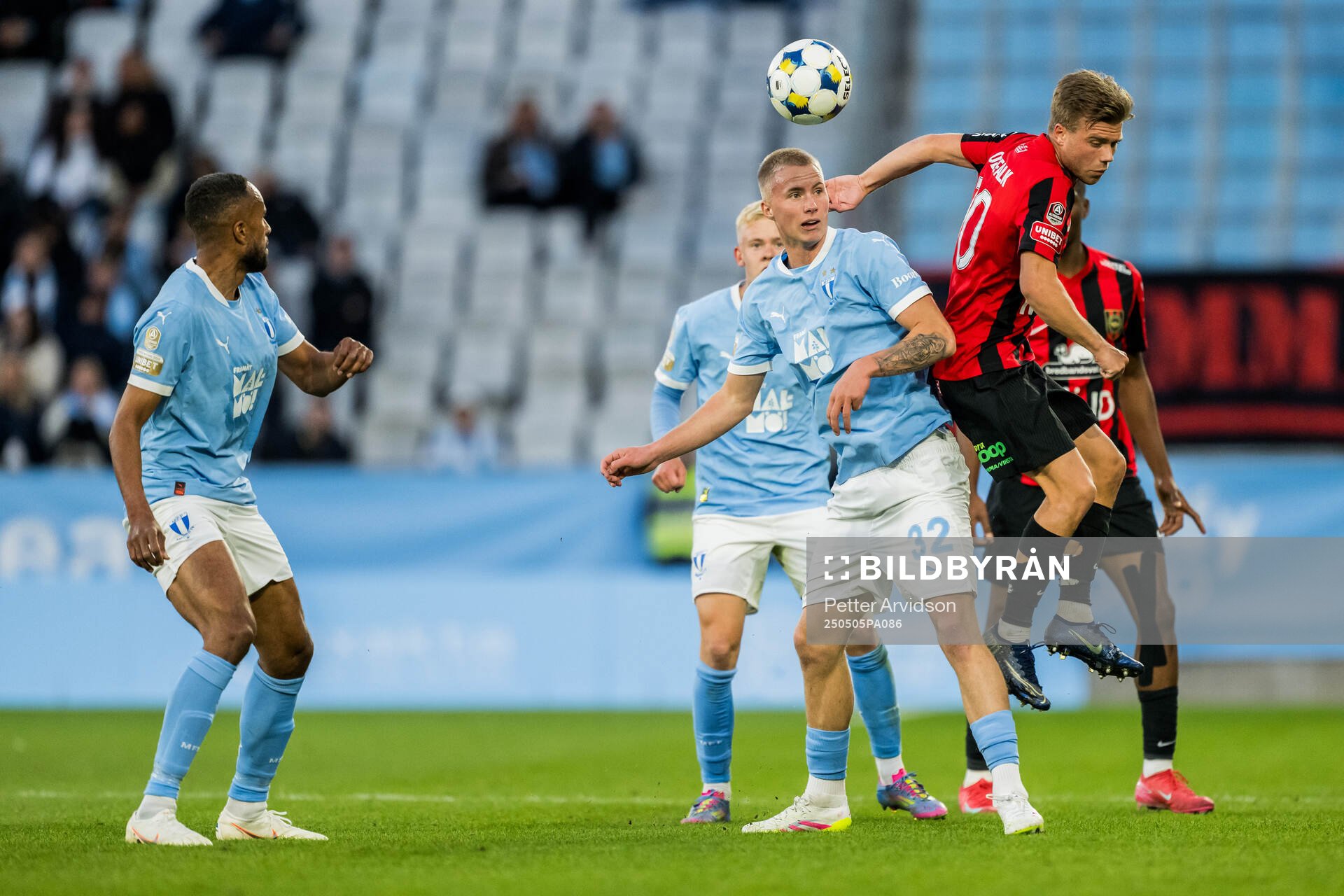 Malmö FFs Daniel Gudjohnsen och Brommapojkarnas Wilmer Odefalk under fotbollsmatchen i Allsvenskan mellan Malmö FF och Brommapojkarna den 5 maj 2025 i Malmö.