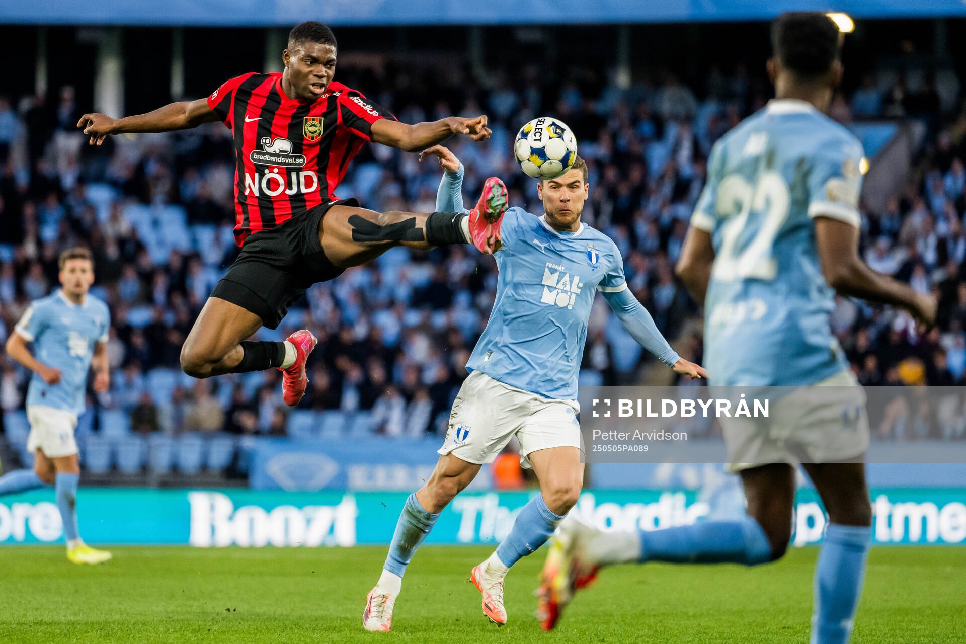 Brommapojkarnas Ezekiel Alladoh och Malmö FFs Gabriel Busanello under fotbollsmatchen i Allsvenskan mellan Malmö FF och Brommapojkarna den 5 maj 2025 i Malmö.