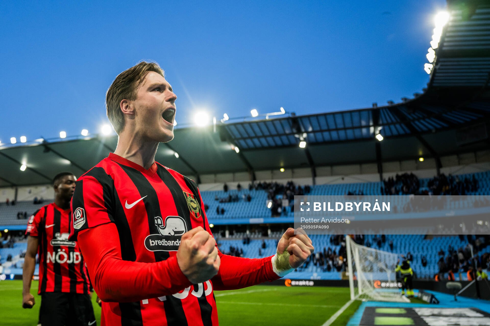 Brommapojkarnas Kaare Brøckner Barslund jublar efter fotbollsmatchen i Allsvenskan mellan Malmö FF och Brommapojkarna den 5 maj 2025 i Malmö.
