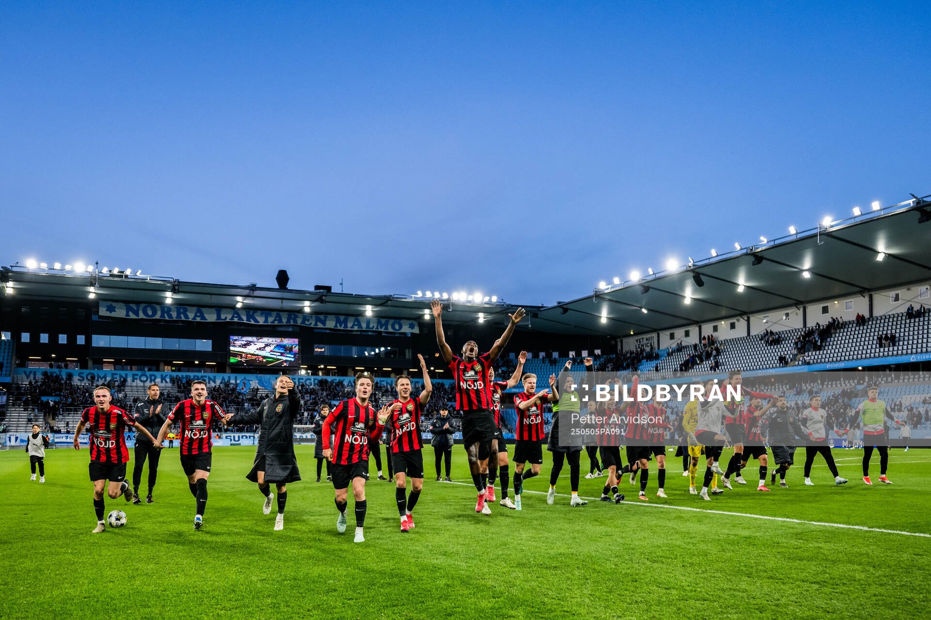 Brommapojkarnas Ezekiel Alladoh jublar med lagkamrater