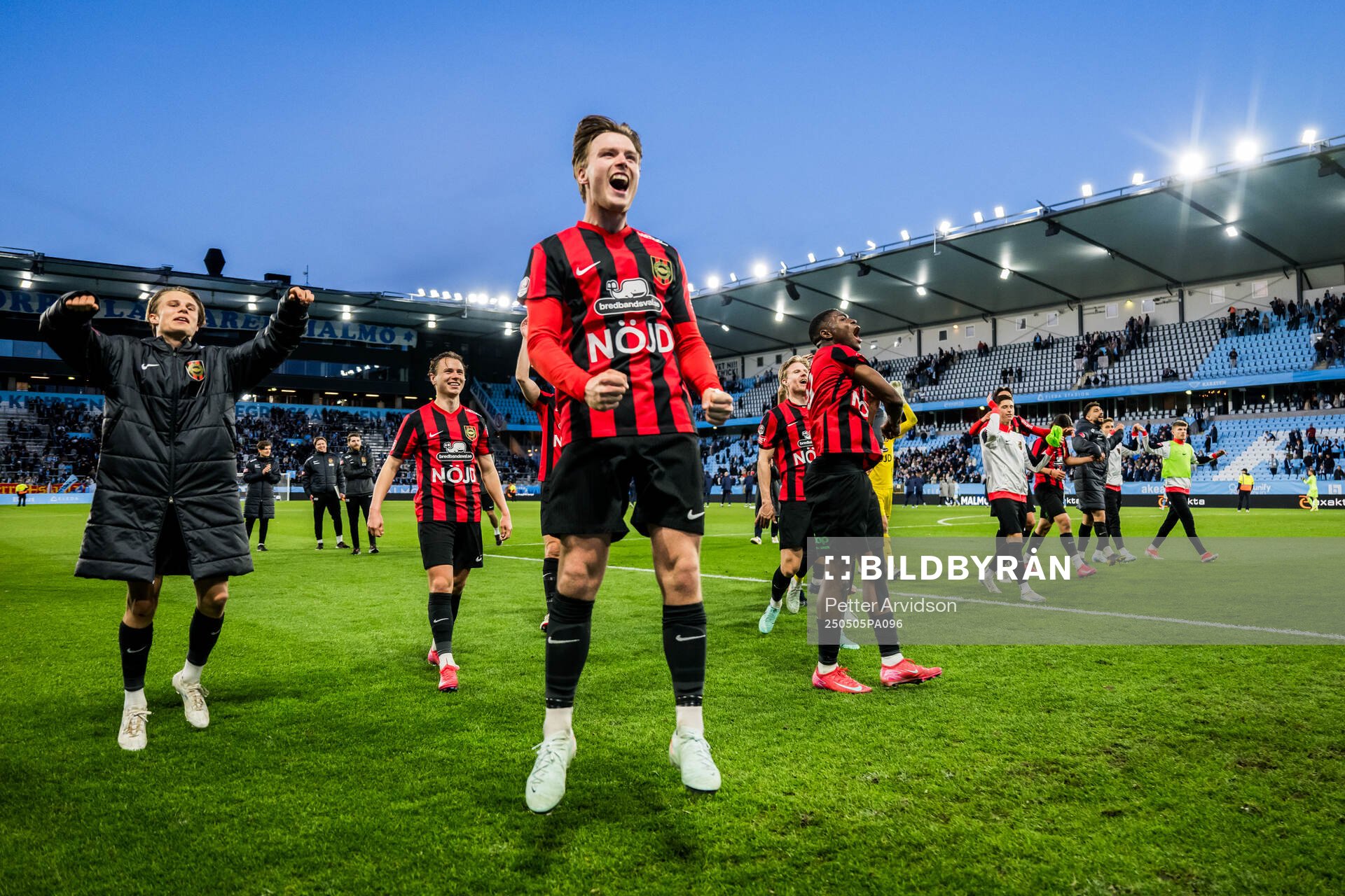 Brommapojkarnas Kaare Brøckner Barslund jublar efter fotbollsmatchen i Allsvenskan mellan Malmö FF och Brommapojkarna den 5 maj 2025 i Malmö.