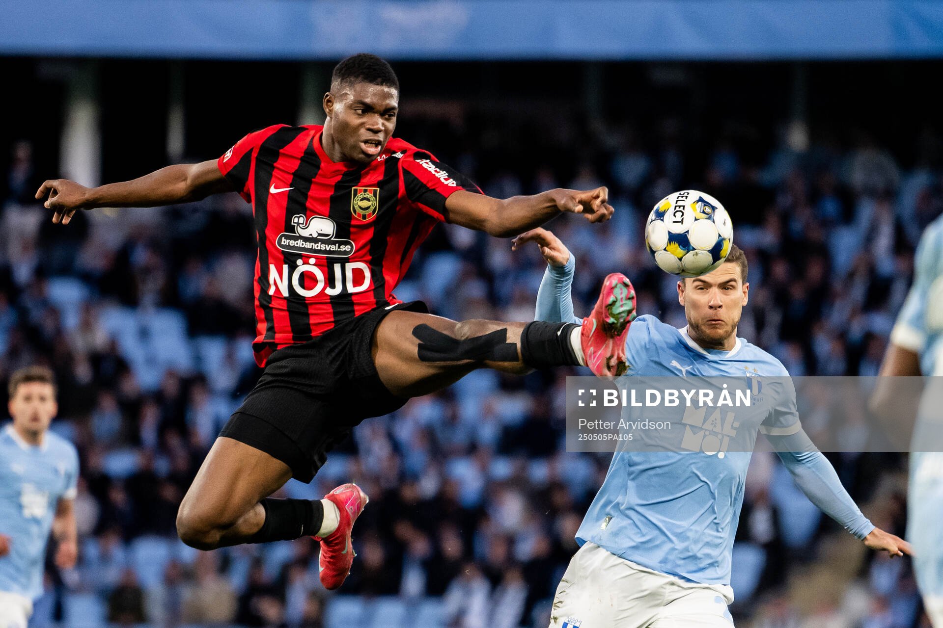 Brommapojkarnas Ezekiel Alladoh och Malmö FFs Gabriel Busanello under fotbollsmatchen i Allsvenskan mellan Malmö FF och Brommapojkarna den 5 maj 2025 i Malmö.