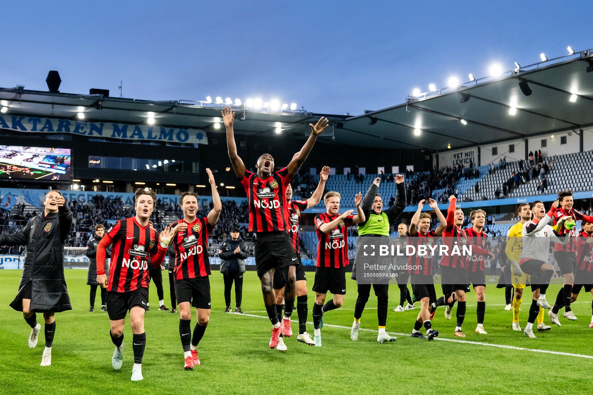 Brommapojkarnas spelare med Ezekiel Alladoh (m) jublar efter fotbollsmatchen i Allsvenskan mellan Malmö FF och Brommapojkarna den 5 maj 2025 i Malmö.