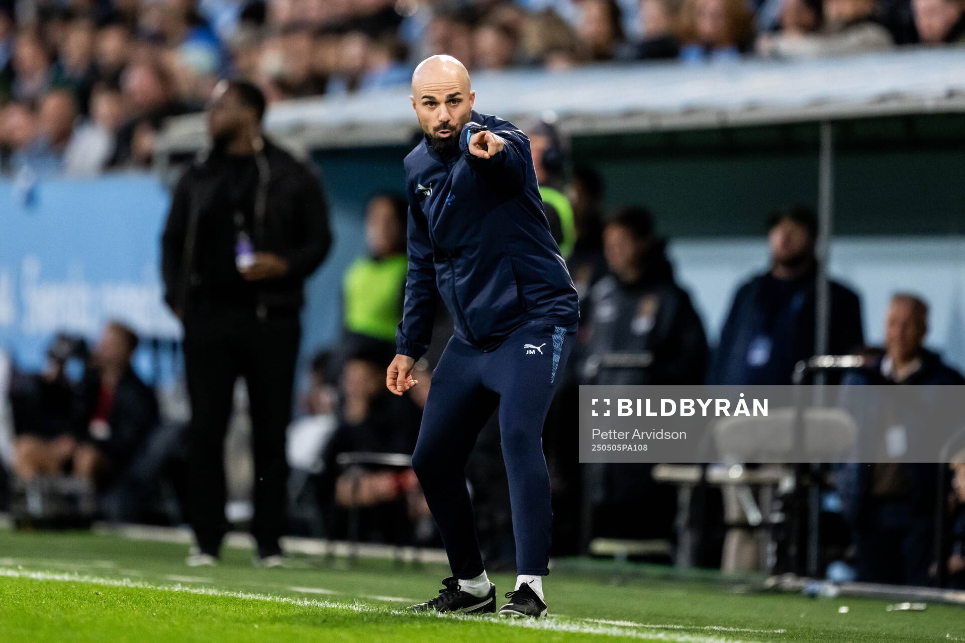 Malmö FFs assisterande tränare Julián Marin Bazalo under fotbollsmatchen i Allsvenskan mellan Malmö FF och Brommapojkarna den 5 maj 2025 i Malmö.