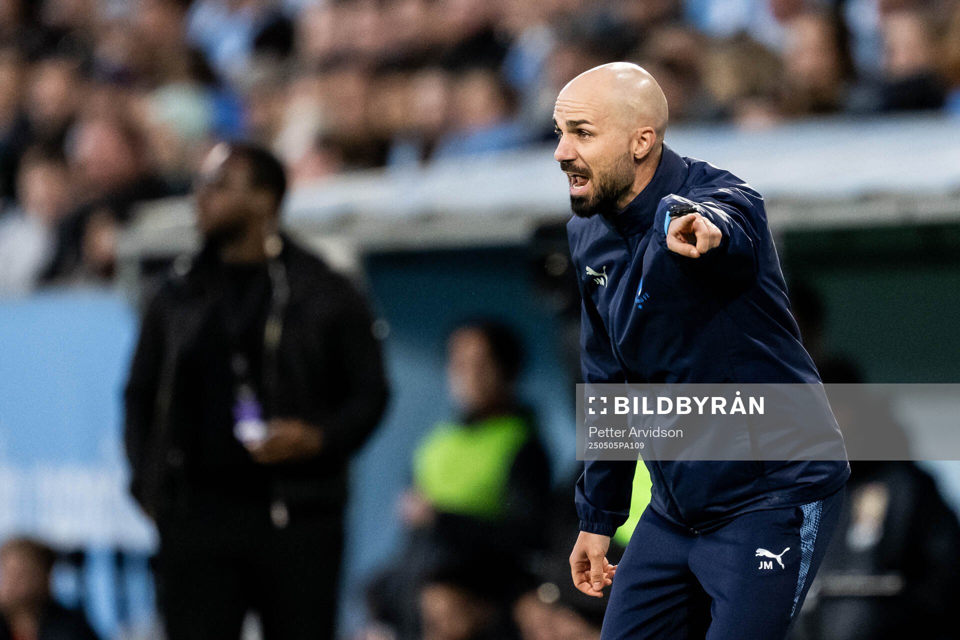 Malmö FFs assisterande tränare Julián Marin Bazalo under fotbollsmatchen i Allsvenskan mellan Malmö FF och Brommapojkarna den 5 maj 2025 i Malmö.