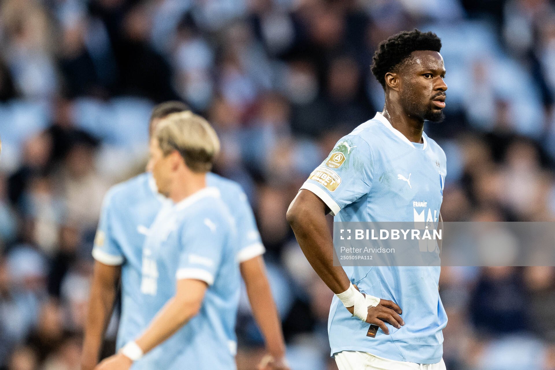 Malmö FFs Emmanuel Ekong deppar