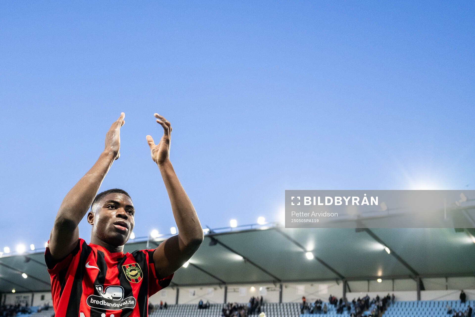 Brommapojkarnas Ezekiel Alladoh jublar