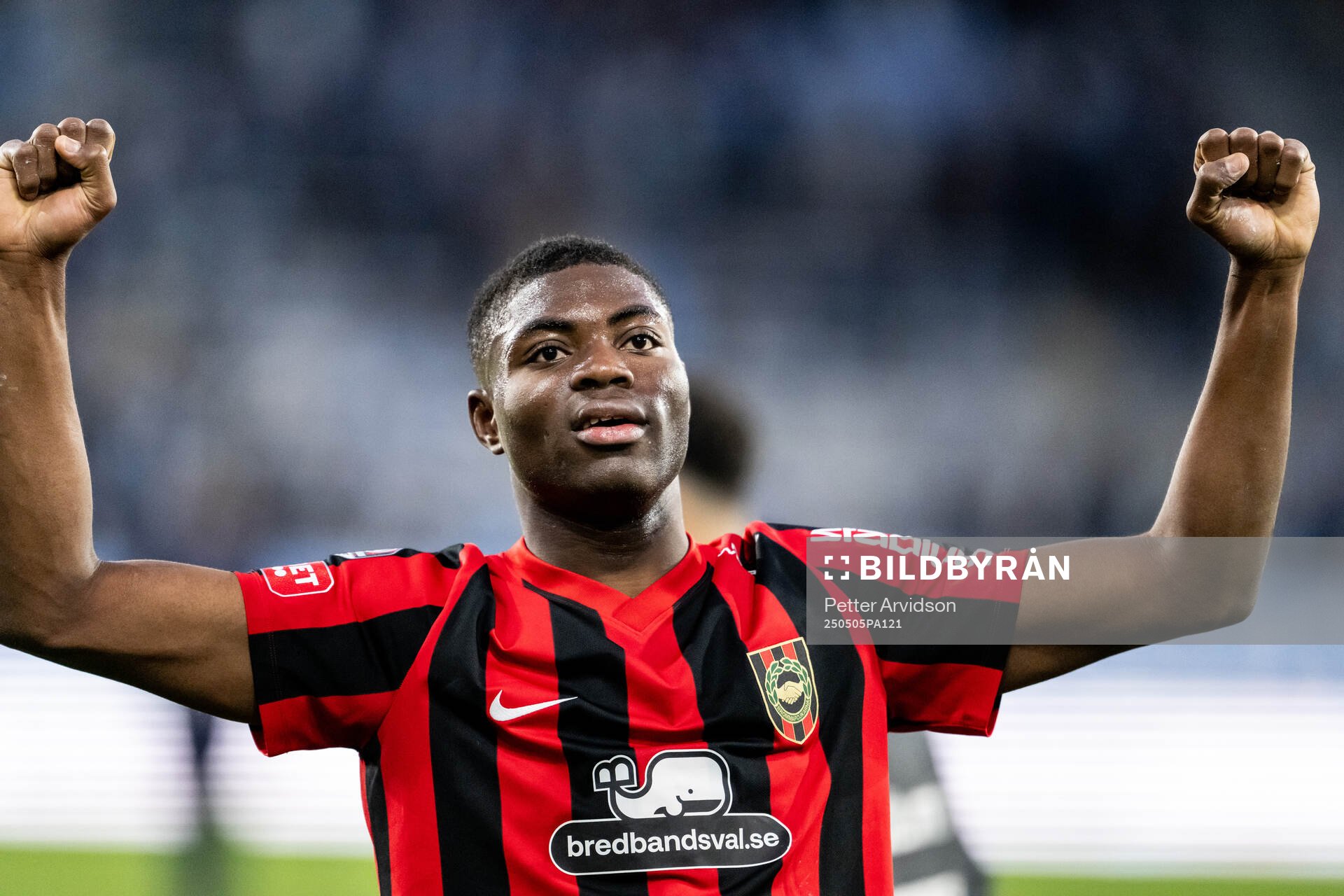 Brommapojkarnas Ezekiel Alladoh jublar efter fotbollsmatchen i Allsvenskan mellan Malmö FF och Brommapojkarna den 5 maj 2025 i Malmö.