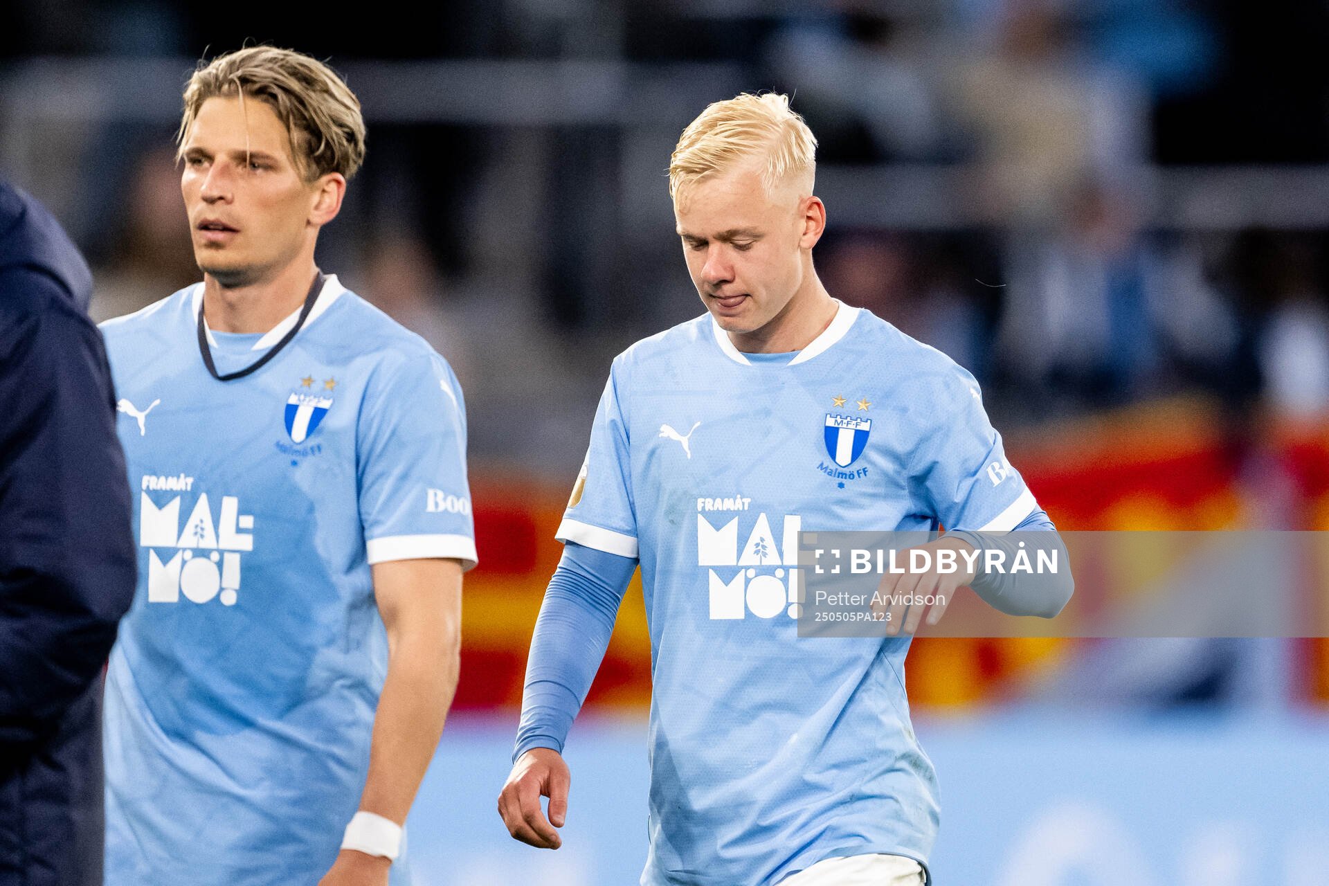 Malmö FFs Jens Stryger Larsen och Otto Rosengren deppar